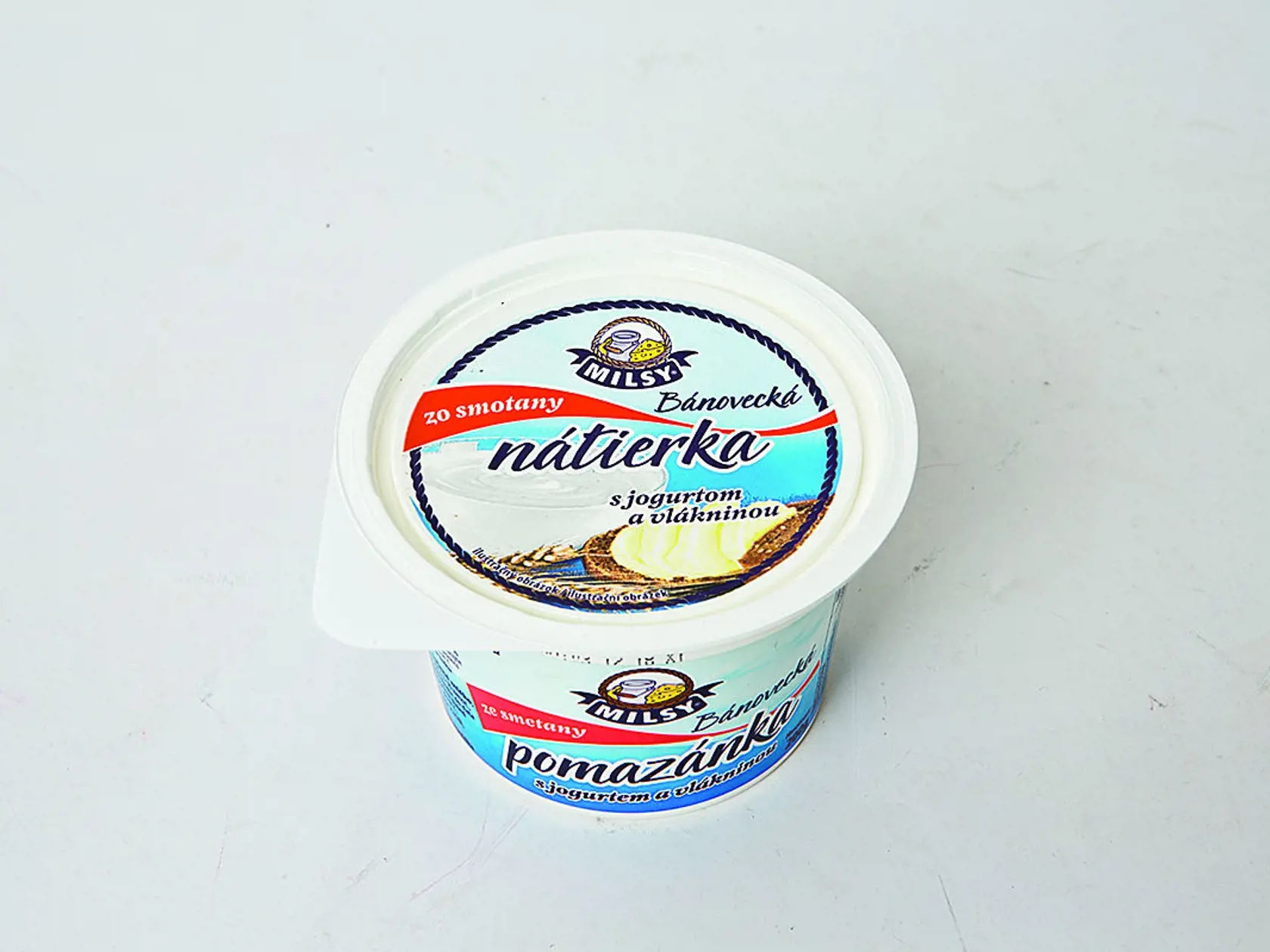 Bánovecká nátierka s jogurtom a vlákninou
Milsy, 200 g
Krajina pôvodu/ Slovensko
Zloženie/ jogurt 55 %, smotana, sušené mlieko, zemiakový škrob, vláknina 1 %, jedlá soľ, jogurtová aróma, smotanová kultúra
Energia v 100 g/ 1 360 kJ Bielkoviny/ 3,4 g Sacharidy/ 8,4 g Tuky/ 31,7 g Soľ/ 0,5 g
Redakcia hodnotí: Jemne žltkastá nátierka s kyslastou jogurtovou vôňou má mäkkú konzistenciu a jemnú, krémovitú textúru. Vysoký podiel jogurtu sa premieta aj do chuti, ktorá je kyslastá, tvarohovo-smotanov