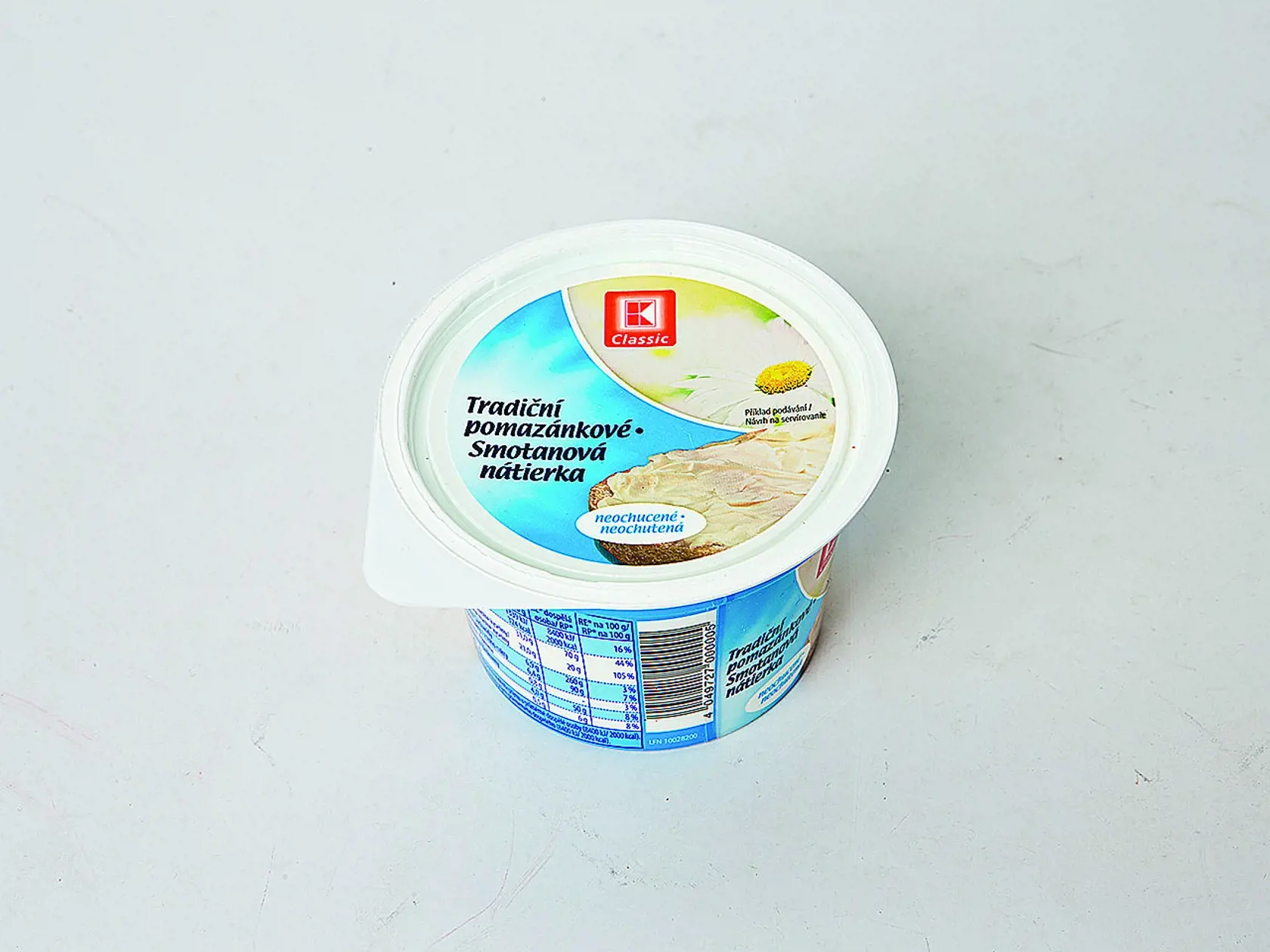 Smotanová nátierka
K Classic, 200 g
Predáva/ Kaufland Krajina pôvodu/ Slovensko
Zloženie/ smotana 91,5 %, sušené mlieko, zemiakový škrob, jedlá soľ 
Energia v 100 g/ 1 339 kJ Bielkoviny/ 3 g Sacharidy/ 6,6 g Tuky/ 31 g Soľ/ 0,5 g
Redakcia hodnotí: Nátierka má mierne žltkastú farbu a jemnú mliečnu vôňu. Konzistencia je tuhá, textúra hladká. Chuť je veľmi dobrá, maslovo-smotanová, s príjemnou dochuťou tvarohu. Z porovnávaných nátierok sa zdá najsýtejšia, na chlebík stačí aj menšie množstvo.
