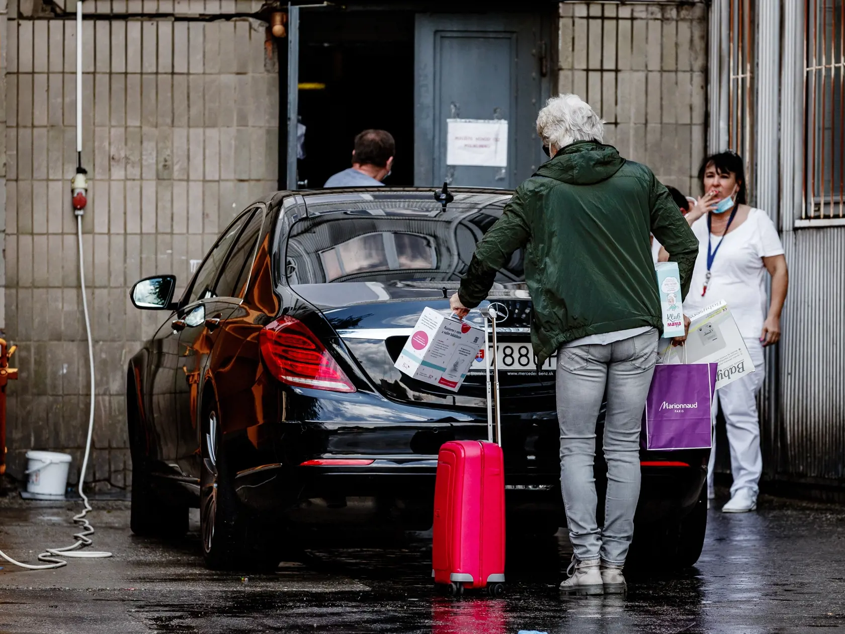 Na paparazzi snímke Erika Judínyová a Štefan Skrúcaný odchdádzajú s dcérou Ellou z nemocnice Akademika Ladislava Dérera na bratislavských Kramároch