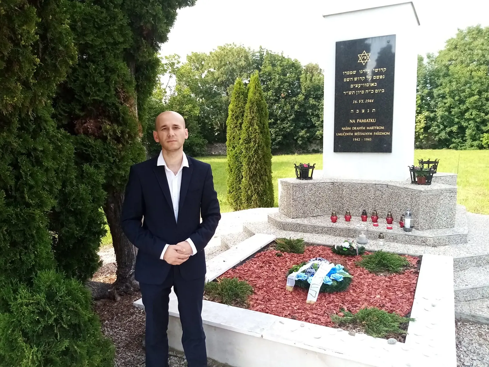 Klavírny virtuóz, skladateľ a dokumentarista Miroslav Rác (36) z Levíc, ktorý sa venuje téme holokaustu, vníma svoju prácu ako poslanie a zároveň aj dar od Boha.