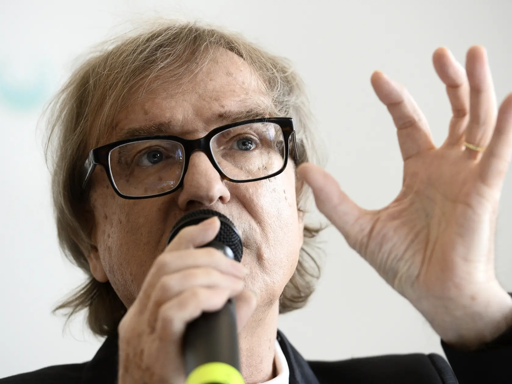 Slovenský spevák a skladateľ Miroslav "Meky" Žbirka († 69).
