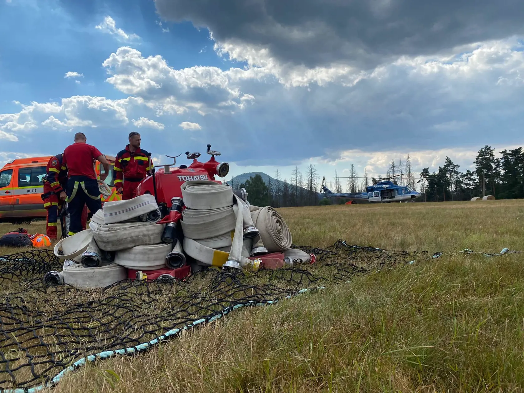Slovenským hasičom sa v stredu (10. 8.) podaril výsadok z vrtuľníka do nedostupného terénu v Českom Švajčiarsku. Bol nevyhnutný na doplnenie hadíc a čerpadla, ktoré na hrebeň nebolo možné priviezť kolesovou technikou a ručné vynášanie by bolo náročné.