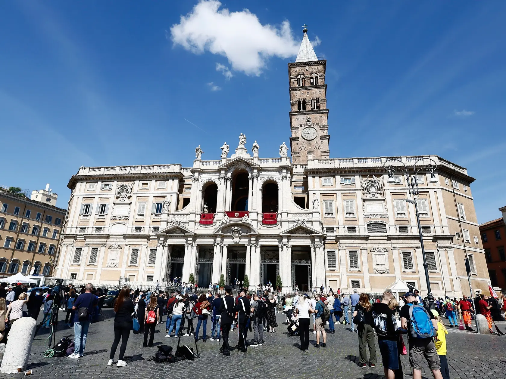 JB 32 Rím - Veriaci sa zhromažďujú pred Bazilikou Panny Márie Väčšej (Santa Maria Maggiore) v Ríme 27. apríla 2025, kde sprístupnili pre verejnosť hrobku zosnulého pápeža Františka. Brány Baziliky Panny Márie Väčšej v Ríme sa v nedeľu ráno otvorili pre veriacich, ktorý chcú deň po pohrebe vzdať úctu pri hrobe pápeža Františka, informuje TASR podľa agentúry DPA. Od skorých ranných hodín sa pred bazilikou zhromažďovali stovky veriacich, ktorým vstup umožnili o 7.00 h. Pápež si tento chrám v centre Ríma, známy aj pod svojím talianskym názvom Santa Maria Maggiore, ale aj ako Bazilika Panny Márie Snežnej, vybral za miesto svojho posledného odpočinku miesto Baziliky sv. Petra vo Vatikáne, kde je pochovaných viacero jeho predchodcov. FOTO TASR/AP 

Faithful gather outside St. Mary Major Basilica to visit the tomb of Pope Francis, in Rome, Sunday, April 27, 2025. (Cecilia Fabiano/LaPresse via AP)