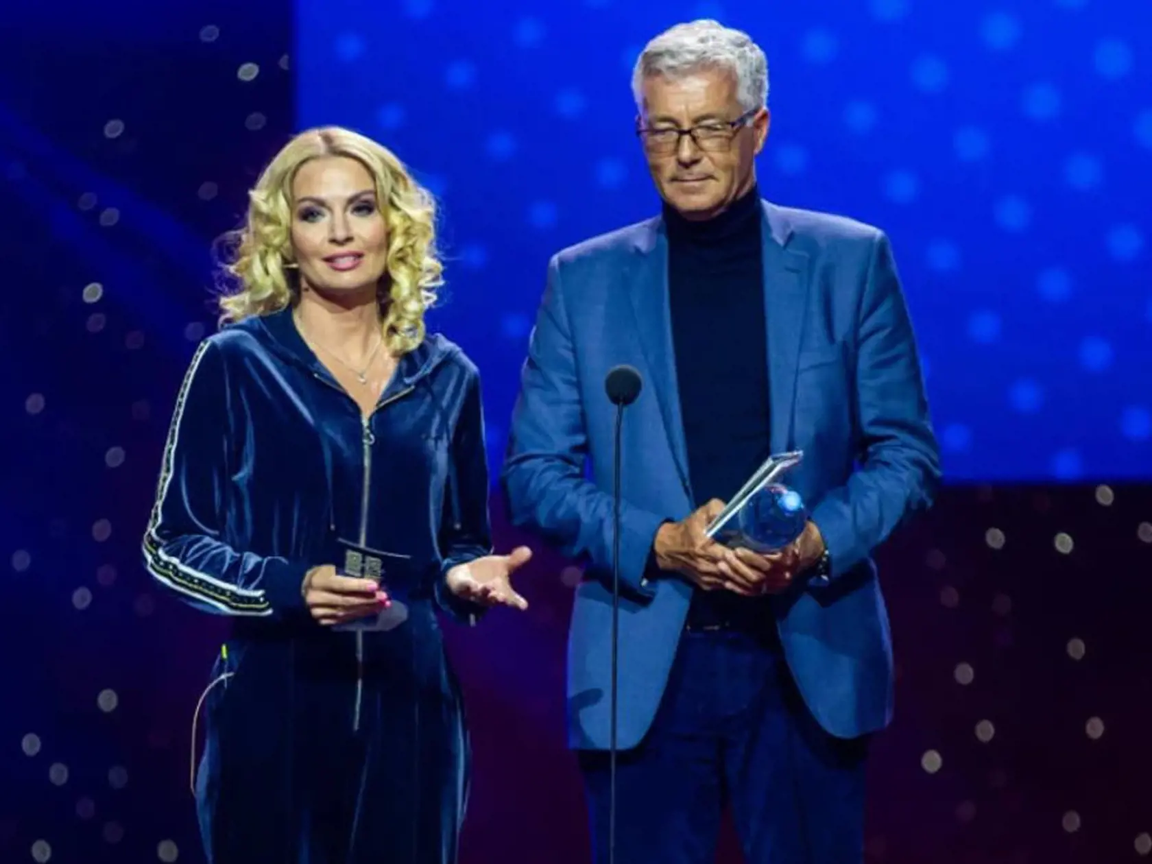 Najprv sa Ďurianová ukázala v teplákovej súprave, potom v krásnych šatách