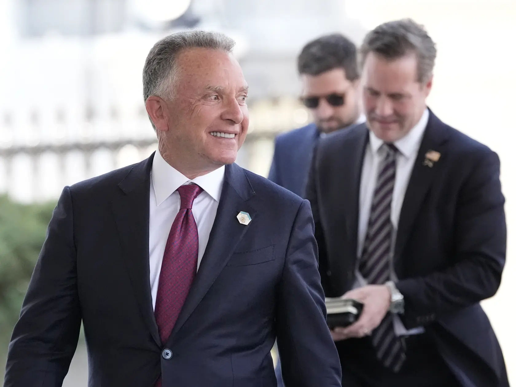 Vyslanec amerického prezidenta Donalda Trumpa pre Blízky východ Steve Witkoff (vľavo) a poradca pre národnú bezpečnosť Michael Walz odchádzajú po tlačovej konferencii, ktorá sa konala pred západným krídlom Boleeho domu vo Washingtonu v utorok 4. februára 2025. Witkoff v utorok povedal, že je absurdné veriť, že by Pásmo Gazy mohlo byť pre Palestínčanov obývateľné do piatich rokoch po vojne medzi Izraelom a palestínskym militantným hnutím Hamas.  Na obnovu Pásma Gazy sú po viac ako 15-mesiacoch vojny podľa odhadov OSN potrebné miliardy dolárov. Odstránenie viac ako 50 miliónov ton trosiek by mohlo trvať 21 rokov a stáť až 1,2 miliardy dolárov. Minuloročná správa OSN uviedla, že obnova zničených domov v Pásme Gazy by mohla trvať až do roku 2040, ale mohla by sa predĺžiť aj na mnoho desaťročí.