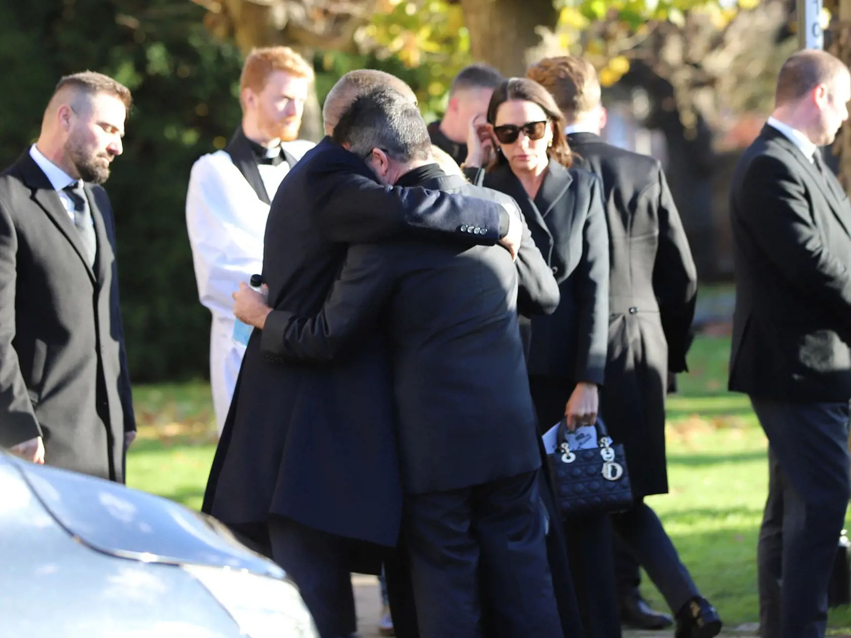 Zakladateľ One Direction Simon Cowell (65) sa zložil do náručia Liamových rodičov, keď im kondoloval.