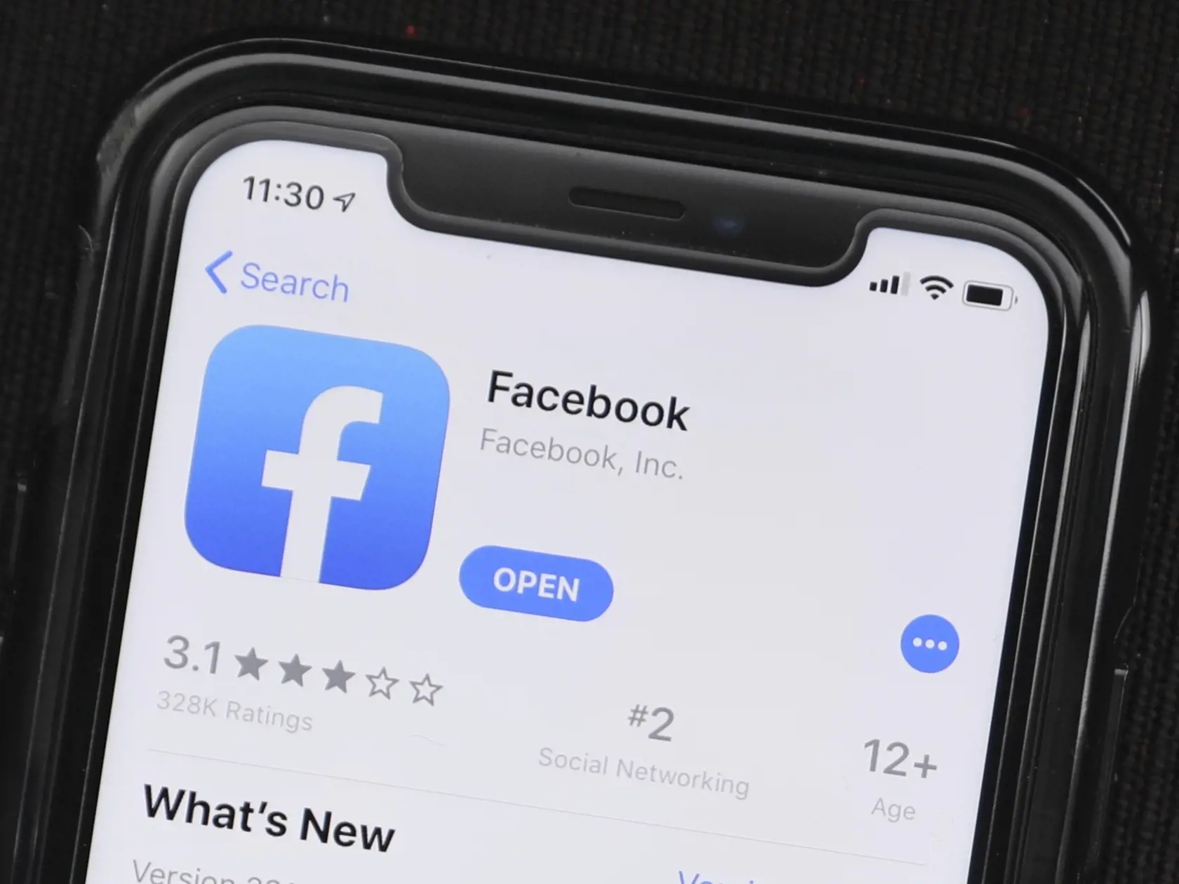 WA 14 archív Chicago - Na archívnej snímke z 30. júla 2019 je stránka facebooku na mobilnom telefóne v predajni Apple v Chicagu. Svetová zdravotnícka organizácia (WHO) spustila prostredníctvom aplikácie Facebook Messenger chatovaciu službu, ktorá má za cieľ bojovať proti dezinformáciám o koronavíruse SARS-CoV-2. Interaktívna aplikácia je k dispozícii v angličtine, arabčine, francúzštine a španielčine a dá sa k nej pripojiť prostredníctvom odkazu na facebookovej stránke WHO. FOTO TASR/AP 

FILE -