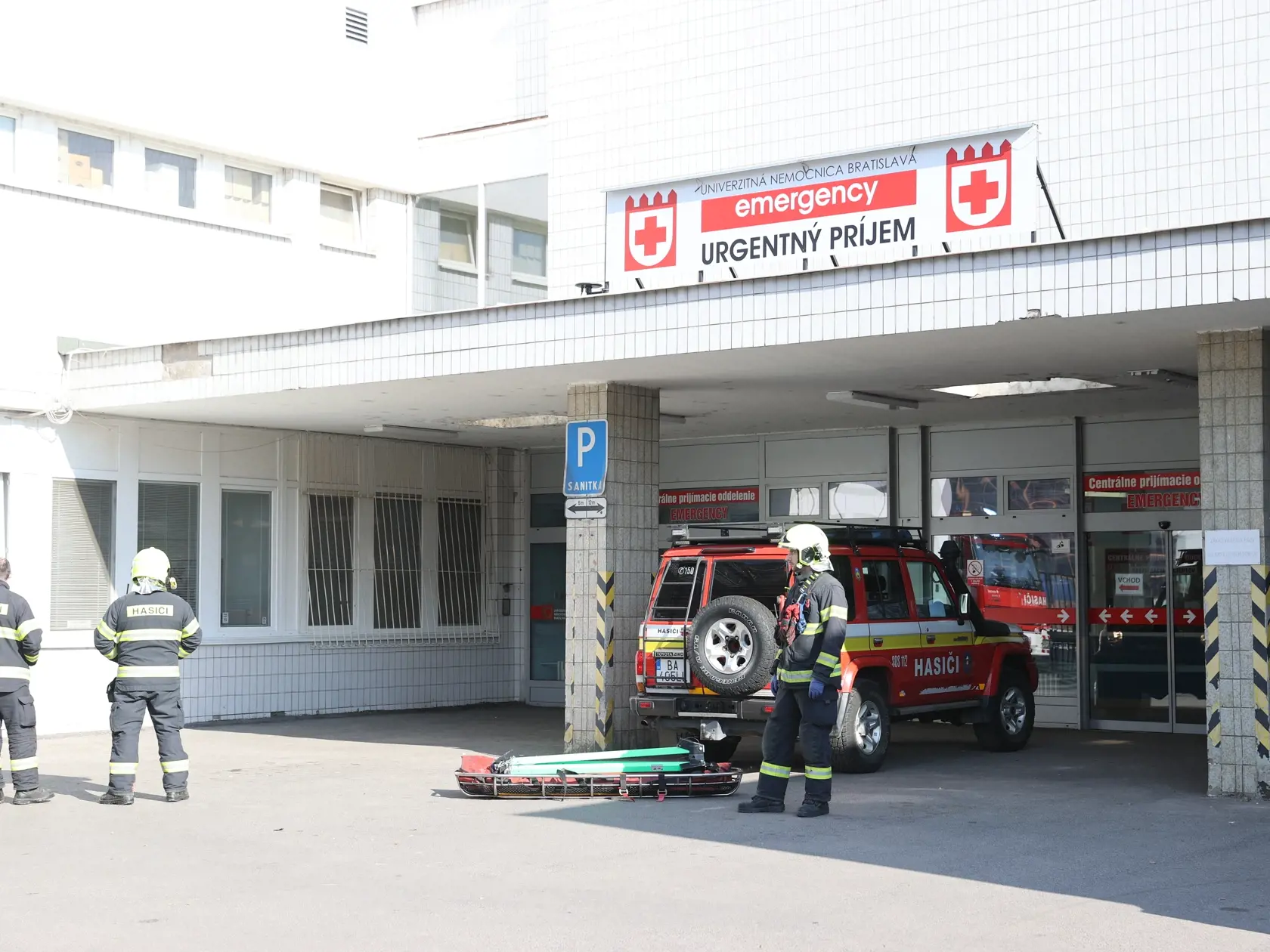 Na snímke sú hasiči, ktorí zasahujú v nemocnici na Ružinovskej ulici, kde bol ohlásený pád osoby do výťahovej šachty hlbokej dva metre.