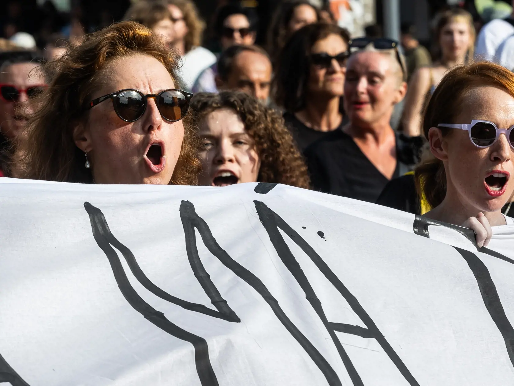 Protest proti krokom ministerstva kultúry v Bratislave. Na snímke Táňa Pauhofová a Zuzana Mauréry.