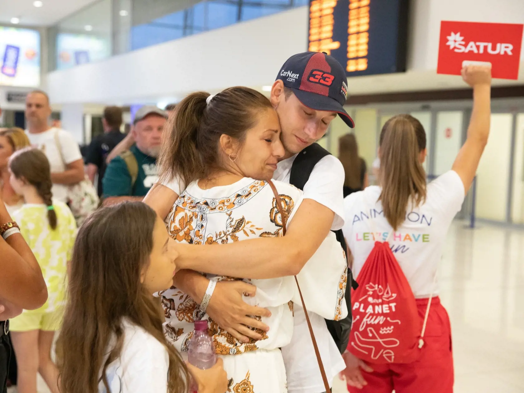 Nechýbali ani emócie, ľudia prišli svojich blízkych privítať! Podľa informácií denníka Plus JEDE DEŇ sú ľudia veľmi radi, že sa konečne dostali domov!