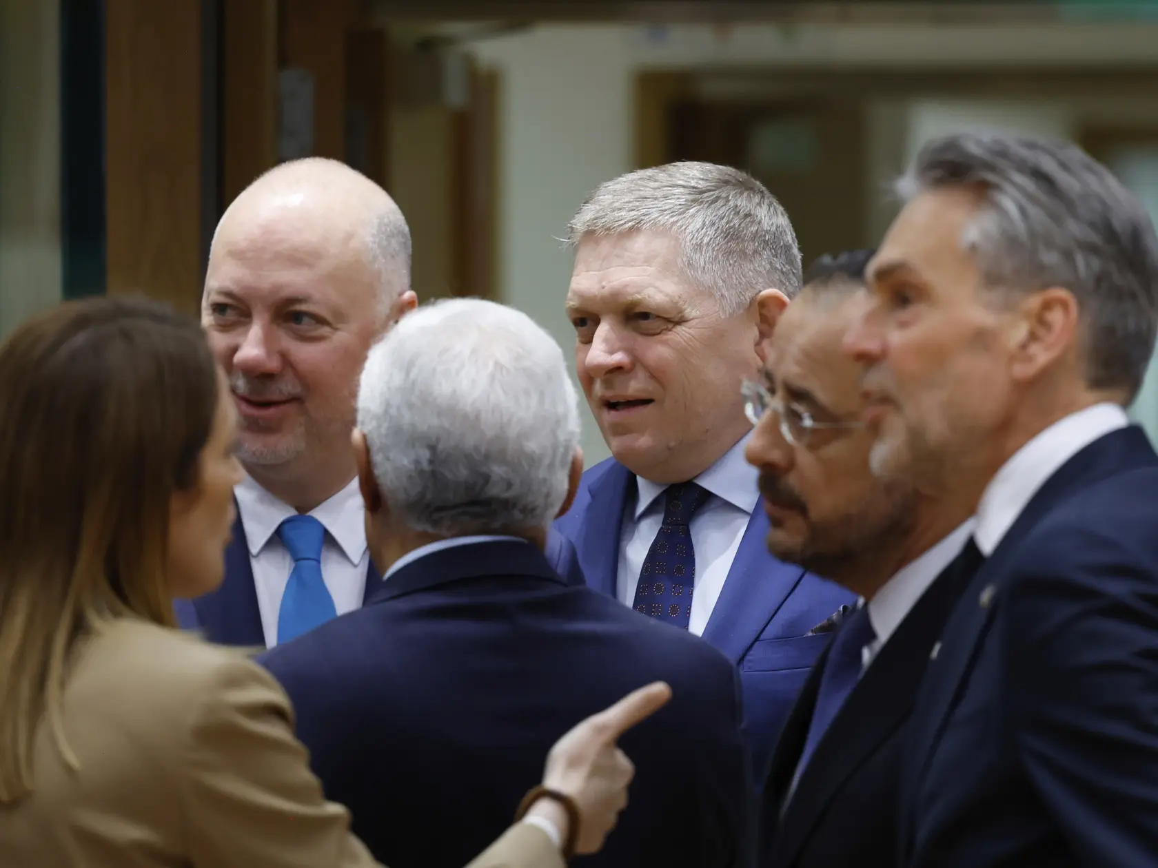 Zľava predsedníčka Európskeho parlamentu Roberta Metsolová, bulharský premiér Rosen Željazkov, predseda Európskej rady (ER) António Costa, slovenský premiér Robert Fico, cyperský prezident Níkos Christodúlídés a holandský premiér Dick Schoof diskutujú na summite EÚ v Bruseli vo štvrtok 20. marca 2025. 