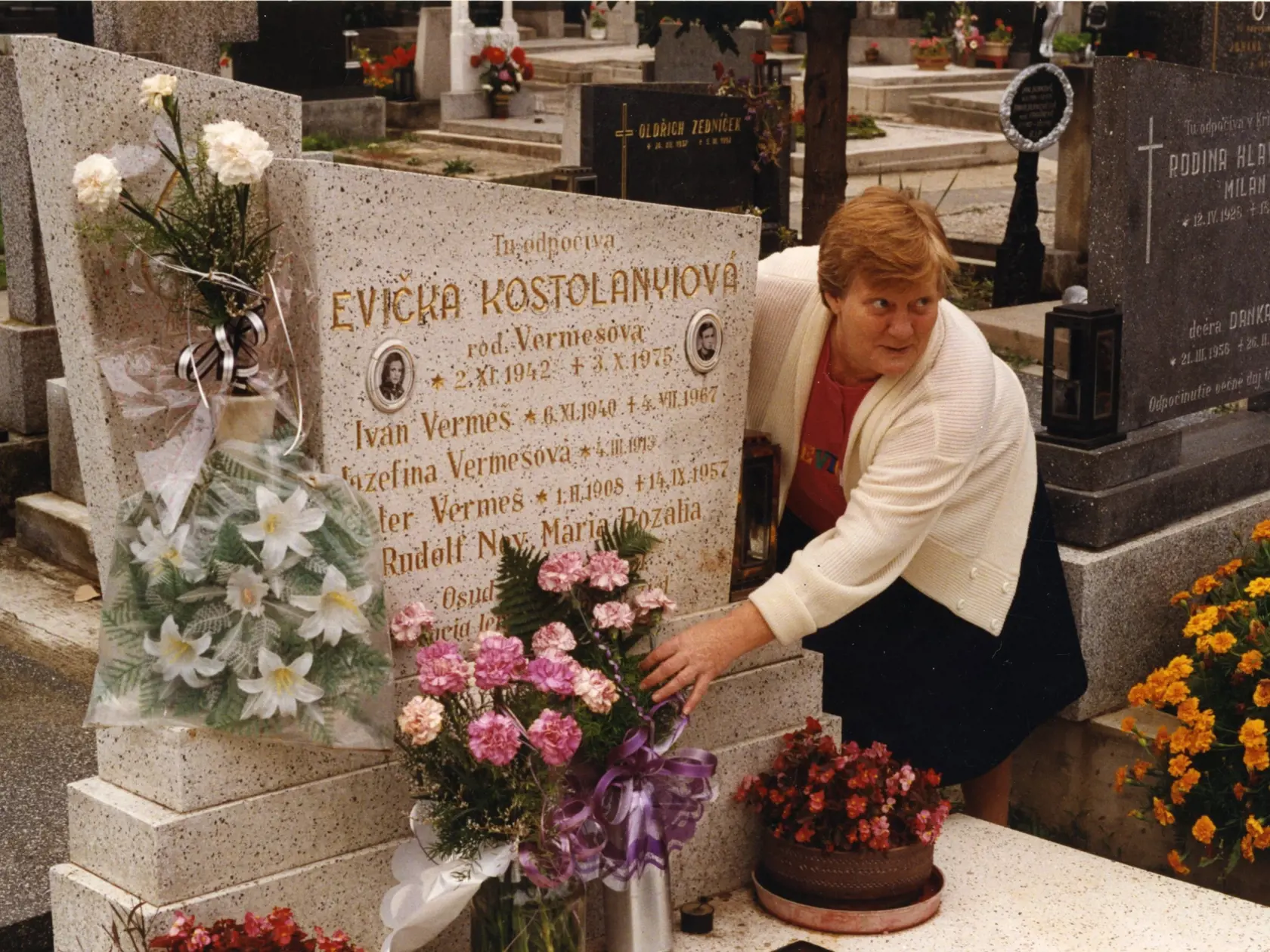 Sestra Evy Kostolányiovej pri jej hrobe.