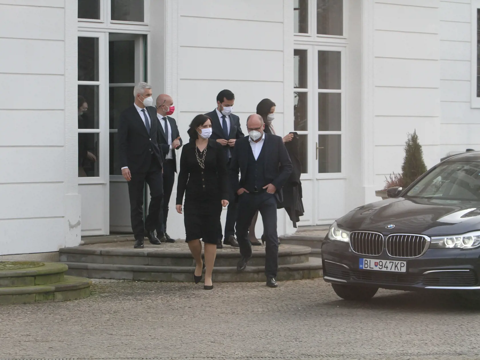 Richard Sulík a Veronika Remišová vychádzali z Prezidentského paláca ako prví, medzi rokujúcimi bol aj minister zahraničia Ivan Korčok či ministerka vnútra Mária Kolíková.