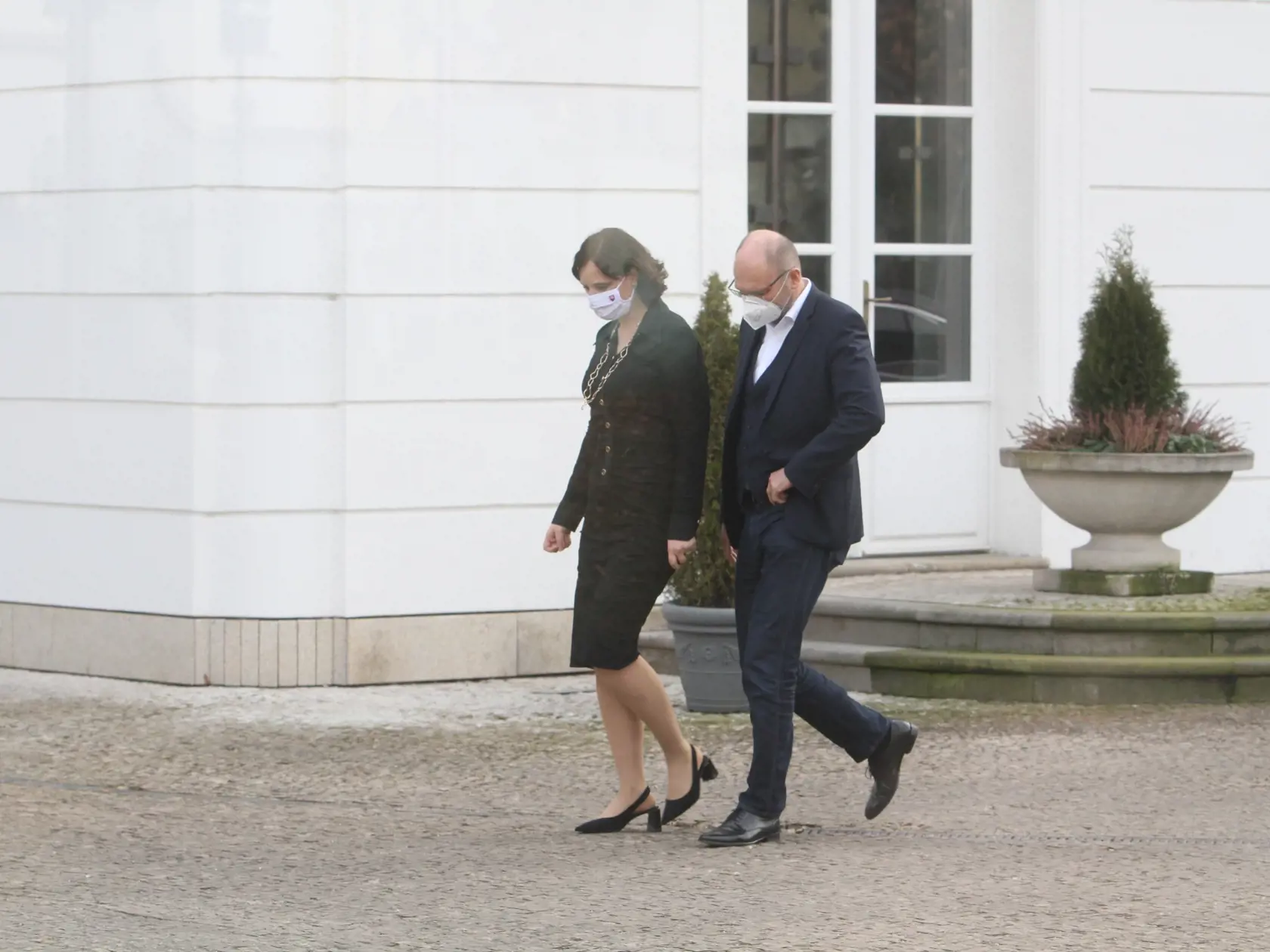 Richard Sulík a Veronika Remišová vychádzali z Prezidentského paláca ako prví, medzi rokujúcimi bol aj minister zahraničia Ivan Korčok či ministerka vnútra Mária Kolíková.