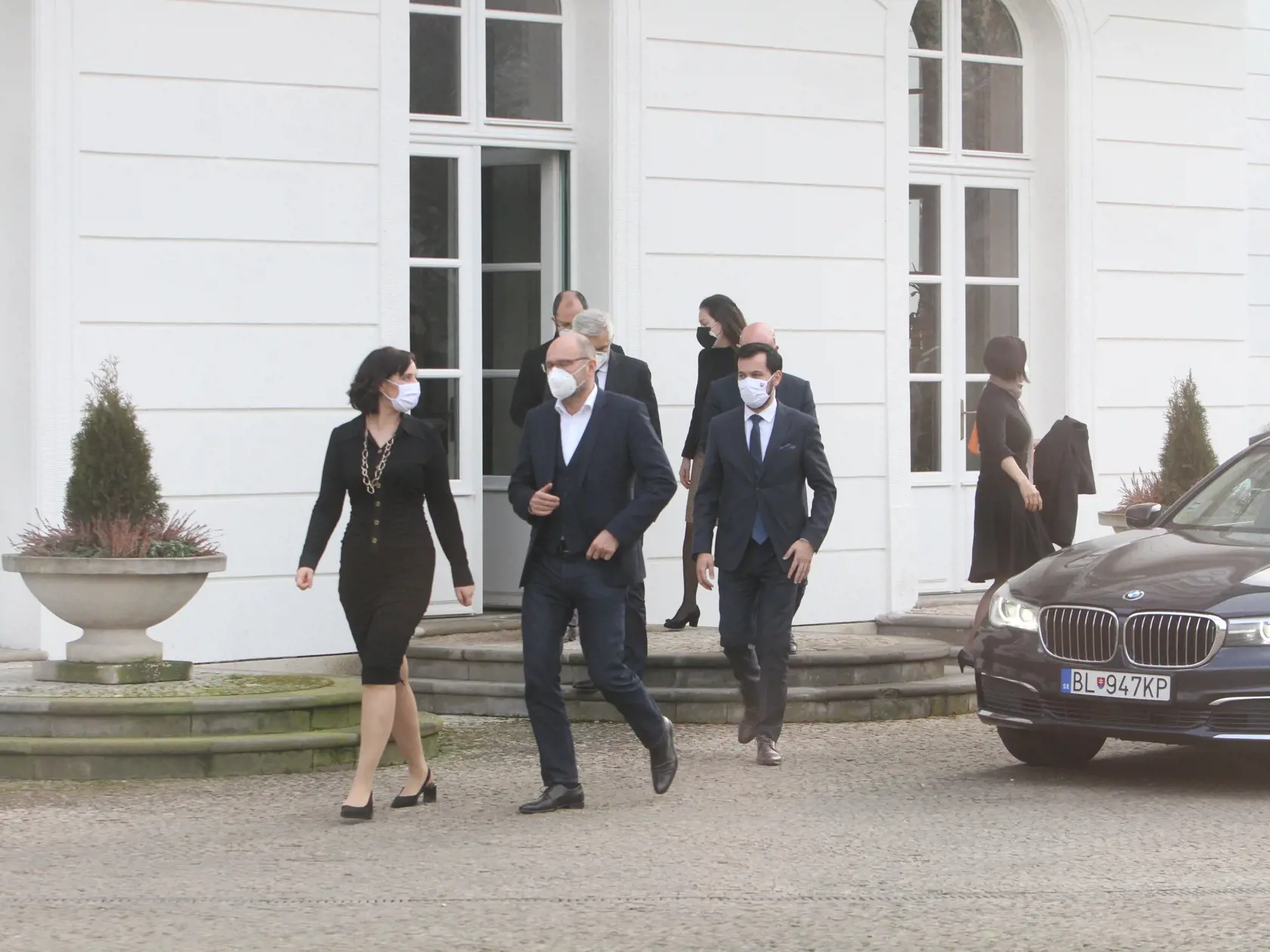 Richard Sulík a Veronika Remišová vychádzali z Prezidentského paláca ako prví, medzi rokujúcimi bol aj minister zahraničia Ivan Korčok či ministerka vnútra Mária Kolíková.