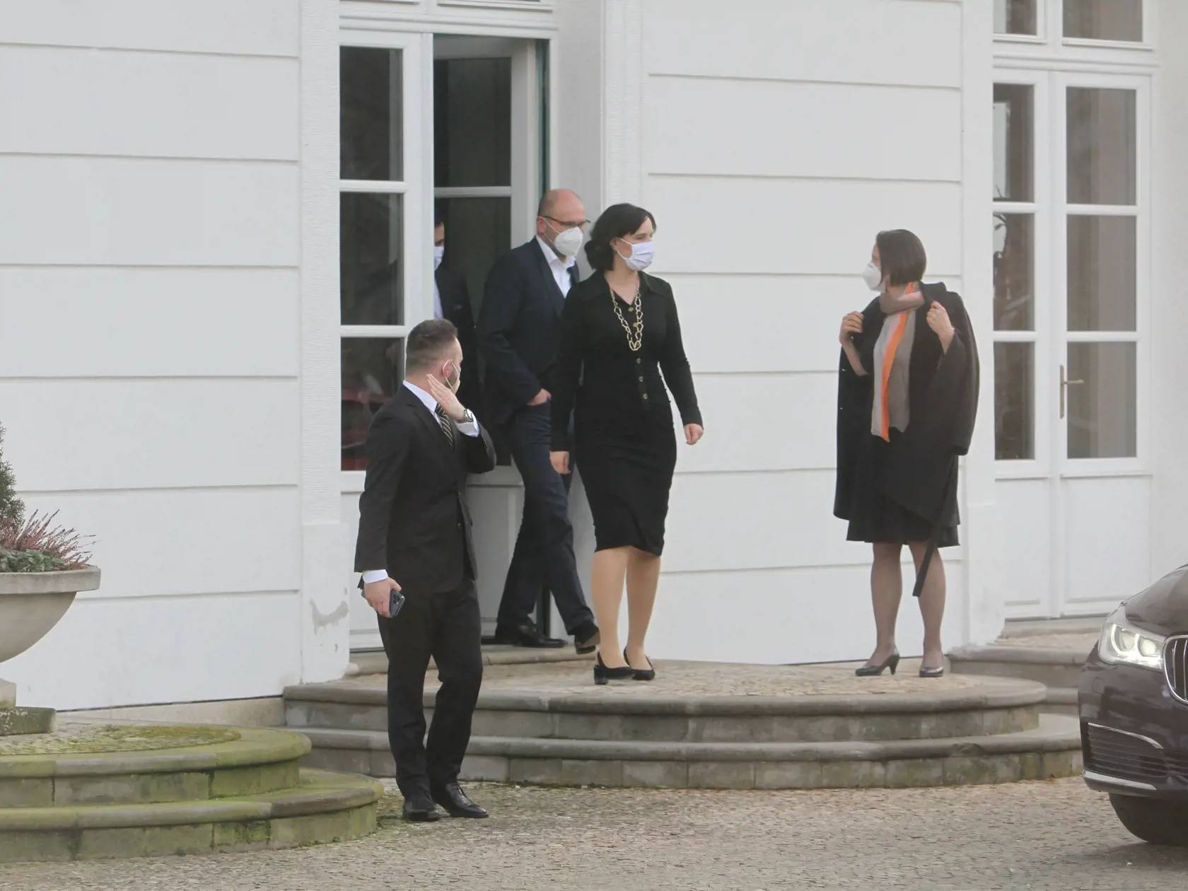 Richard Sulík a Veronika Remišová vychádzali z Prezidentského paláca ako prví, medzi rokujúcimi bol aj minister zahraničia Ivan Korčok či ministerka vnútra Mária Kolíková.