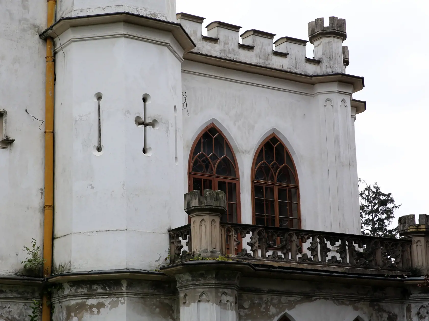 chatrajuci kastiel v Rusovciach