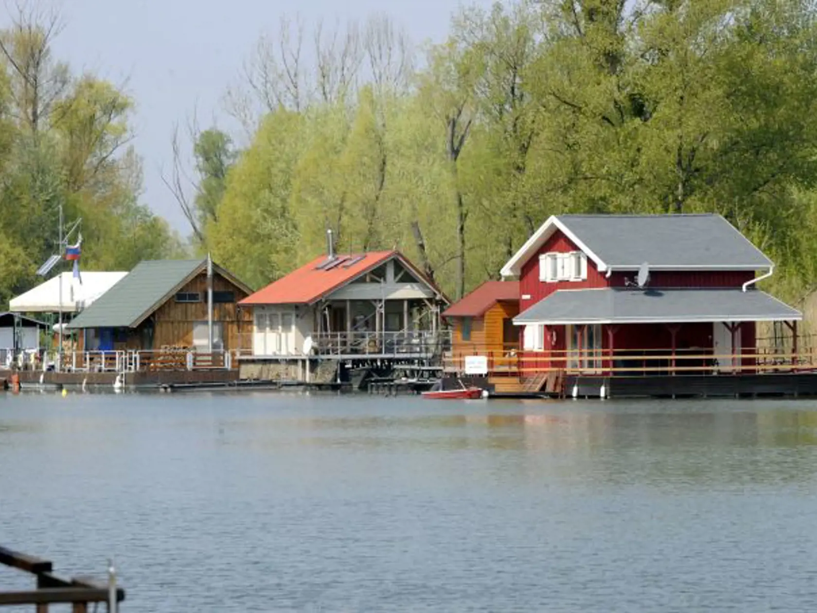 Rozmáhajúca sa výstavba hausboatov na Jaroveckom ramene Dunaja neïaleko bratislavskej mestskej  èasti Rusovce. FOTO TASR - Štefan Puškáš, 27. apríla 2010