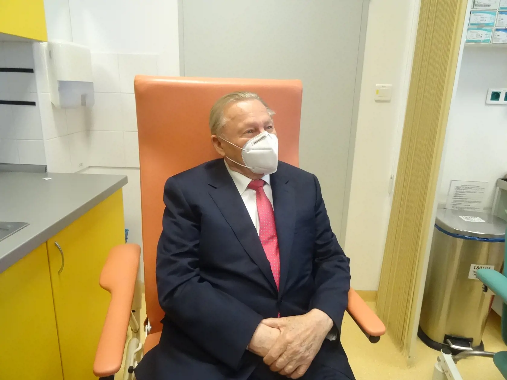 Rudolf Schuster čaká na podanie vakcíny.