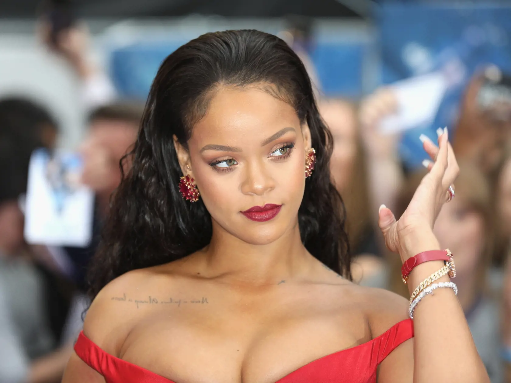 Rihanna sa tiež pýši krásnou pleťou. Zmatňujúce papieriky má vždy po ruke!