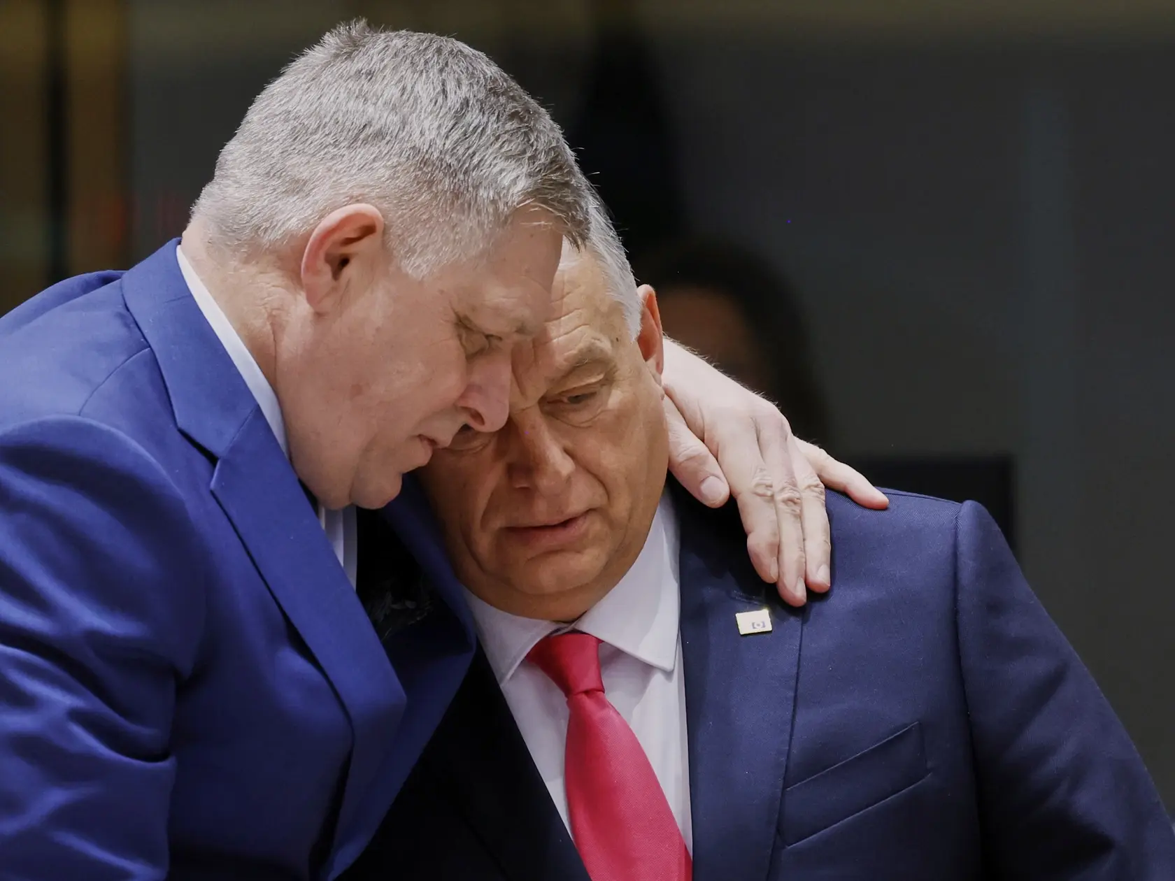 Slovenský premiér Robert Fico (vľavo) a maďarský premiér Viktor Orbán sa objímajú na summite EÚ v Bruseli vo štvrtok 20. marca 2025. 