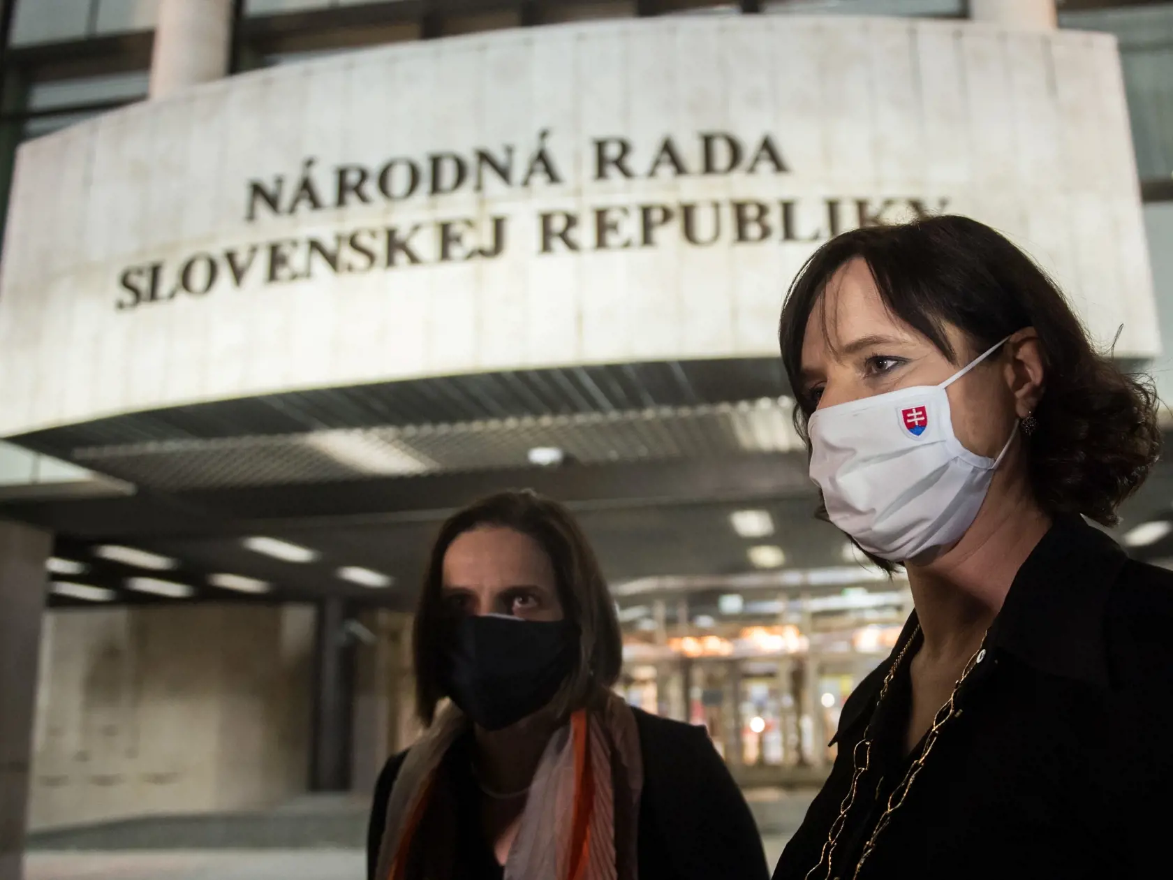 Na snímke je podpredsedníčka vlády SR a ministerka investícií, regionálneho rozvoja a informatizácie SR  Veronika Remišová (vpravo) a ministerka spravodlivosti SR Mária Kolíková (vľavo) (obe Za Ľudí) počas brífingu s novinármi po skončení rokovania koaličnej rady.