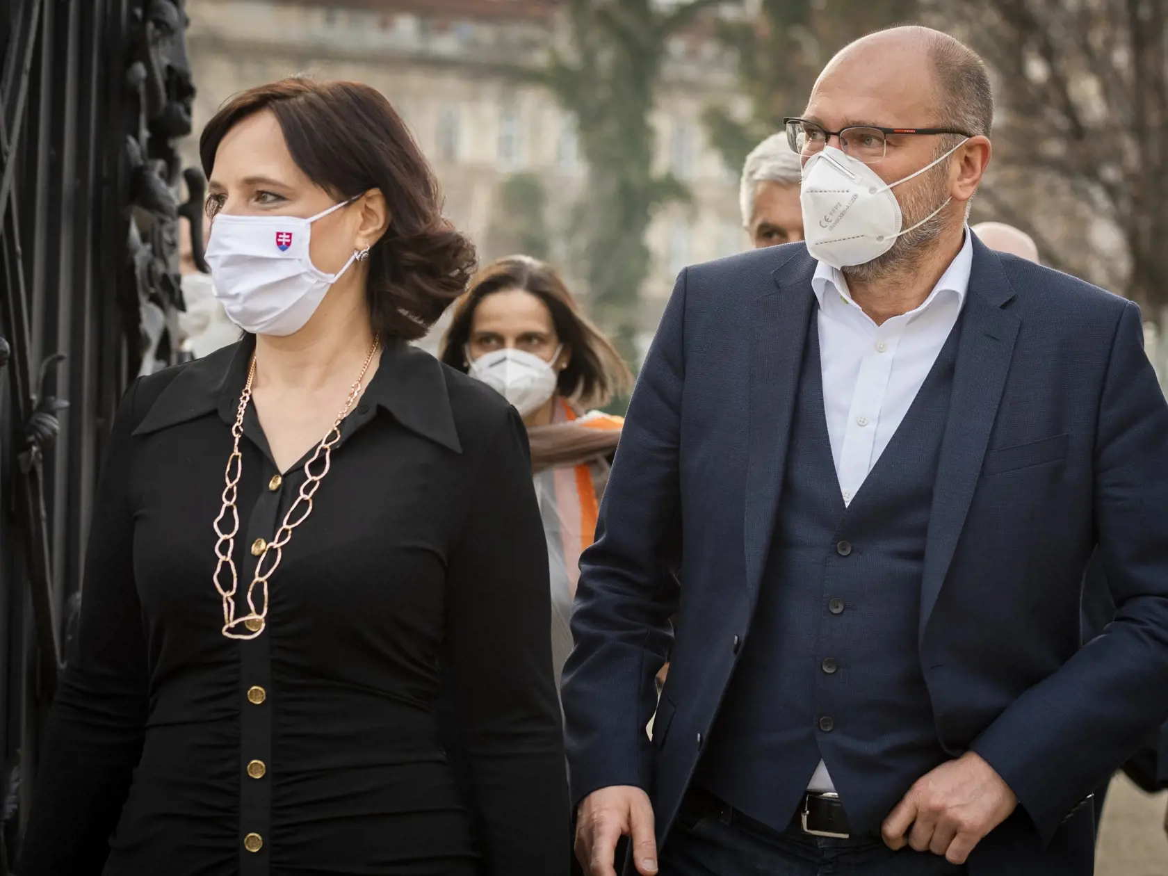 Na snímke je v popredí zľava predsedníčka strany Za ľudí , podpredsedníčka vlády a ministerka investícií, regionálneho rozvoja a informatizácie (MIRRI) SR Veronika Remišová a predseda SaS, podpredseda vlády SR a minister hospodárstva SR Richard Sulík, v pozadí zľava podpredsedníčka Za ľudí a ministerka spravodlivosti SR Mária Kolíková a minister zahraničných vecí a európskych záležitostí SR Ivan Korčok (nominant SaS) odchádzajú z Prezidentského paláca po stretnutí s prezidentkou SR.