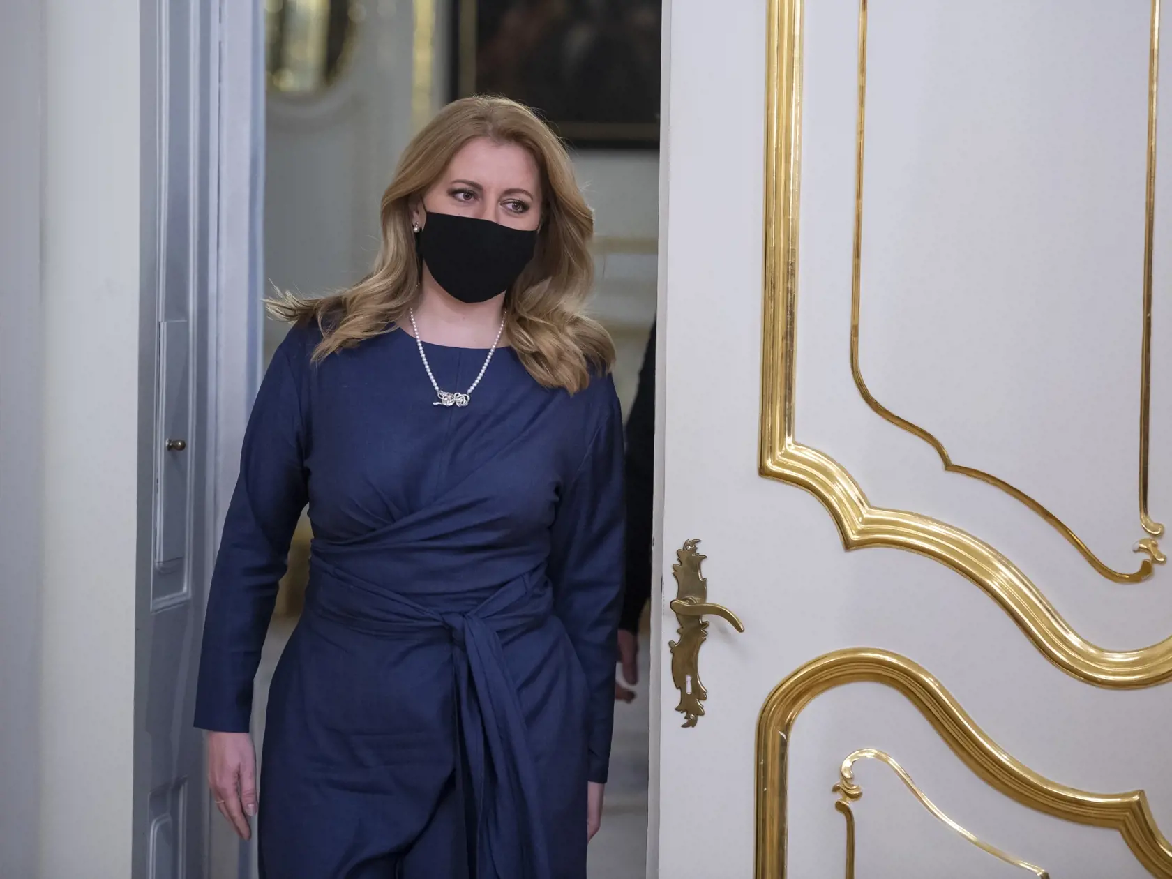 Na snímke prezidentka SR Zuzana Čaputová prichádza na tlačové vyhlásenie po stretnutí so zástupcami koaličných strán Za ľudí a SaS.