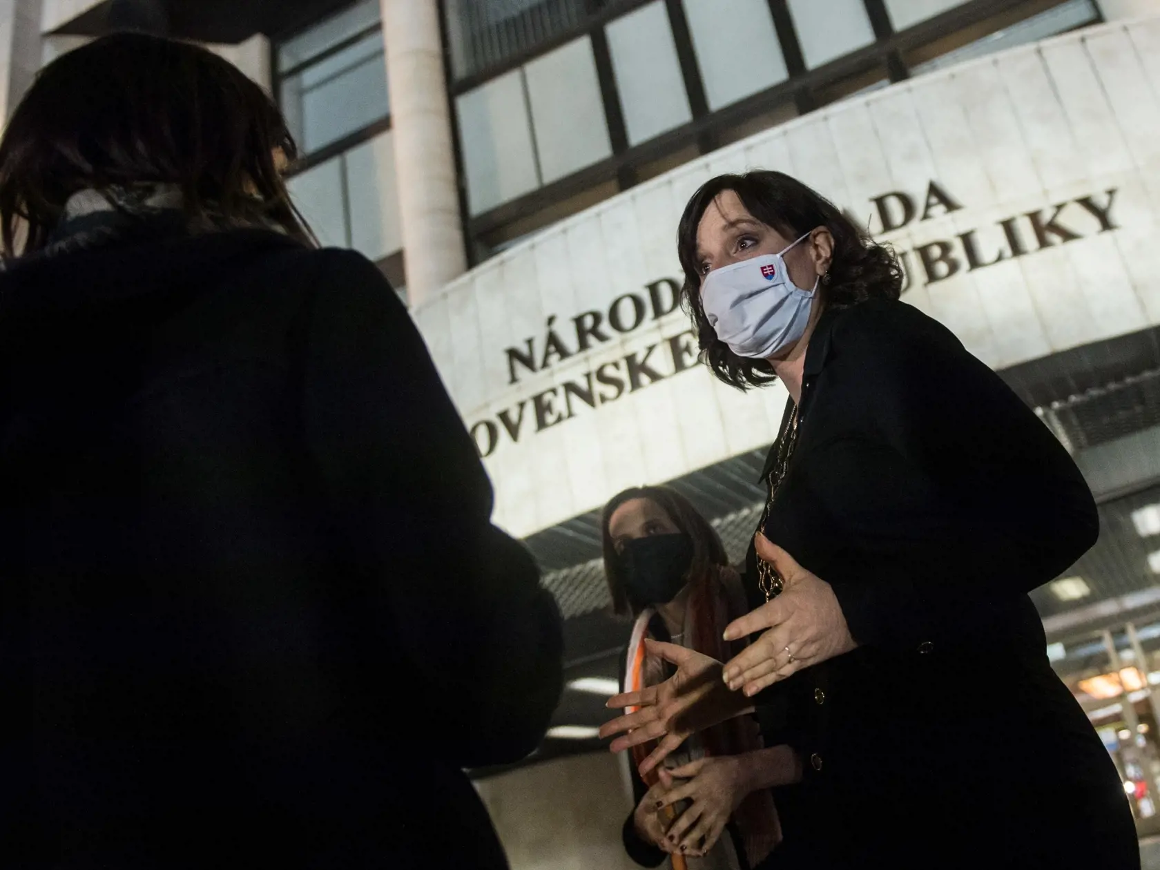 Na snímke je podpredsedníčka vlády SR a ministerka investícií, regionálneho rozvoja a informatizácie SR  Veronika Remišová (vpravo) a ministerka spravodlivosti SR Mária Kolíková (vľavo) (obe Za Ľudí) počas brífingu s novinármi po skončení rokovania koaličnej rady.