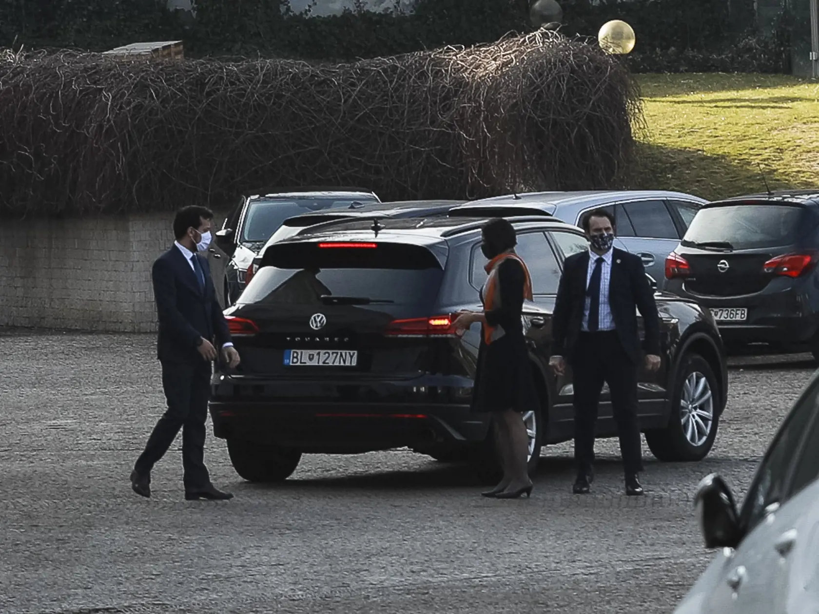 Na snímke jej podpredseda Za ľudí a podpredseda NRSR Juraj Šeliga (vľavo) a podpredsedníčka Za ľudí a ministerka spravodlivosti SR Mária Kolíková (druhá sprava) prichádzajú na stretnutie s prezidentkou SR Zuzanou Čaputovou do Prezidentského paláca v Bratislave.