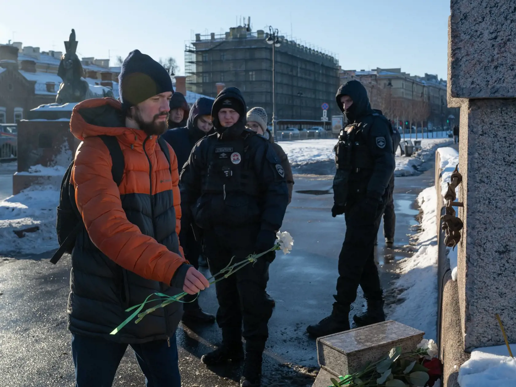 Rusi si uctili prvé výročie smrti Alexeja Navaľného. Sledovala ich pritom polícia, niektorí skončili v putách.