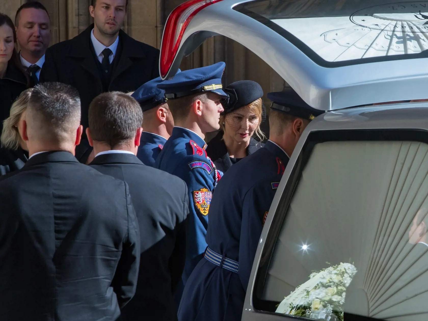Zádušná omša za zosnulého Karla Gotta v chráme Svätého Víta na Pražskom hrade. S hudobnou legendou sa prišlo rozlúčiť množstvo známych osobností kultúrneho a verejného života. Na snímke je Ivana Gottová.
