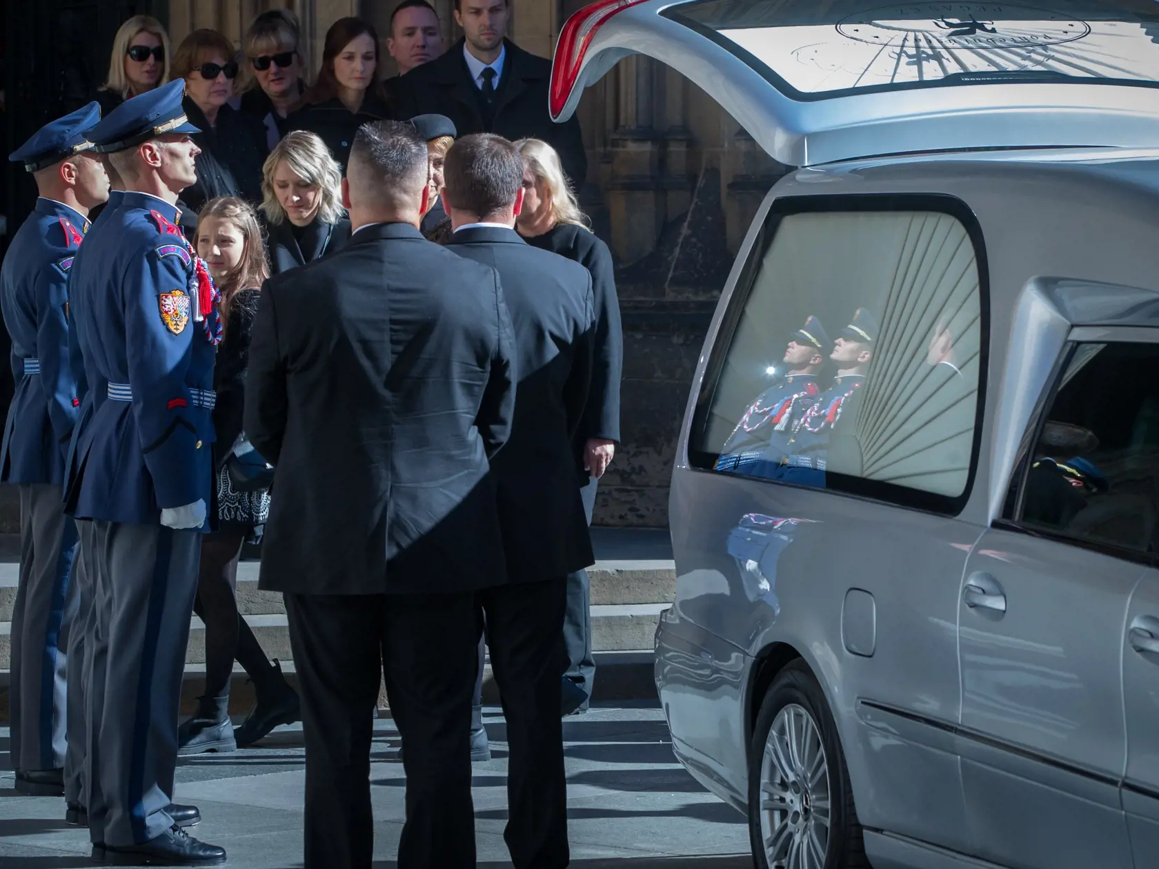 Zádušná omša za zosnulého Karla Gotta v chráme Svätého Víta na Pražskom hrade. S hudobnou legendou sa prišlo rozlúčiť množstvo známych osobností kultúrneho a verejného života. Na snímke je Charlotte Ella Gottová, Ivana Gottová, Lucie Kovaříková a Dominika Gottová.