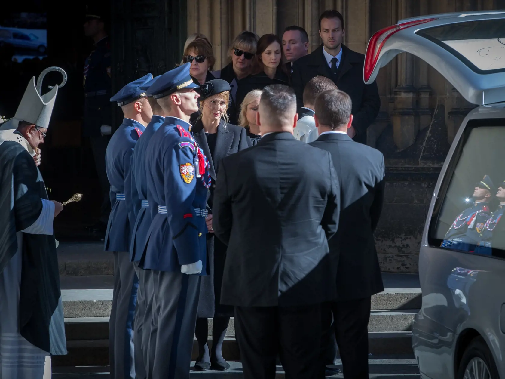 Zádušná omša za zosnulého Karla Gotta v chráme Svätého Víta na Pražskom hrade. S hudobnou legendou sa prišlo rozlúčiť množstvo známych osobností kultúrneho a verejného života. Na snímke je kardinál Dominik Duka a Gottova manželka Ivana Gottová.