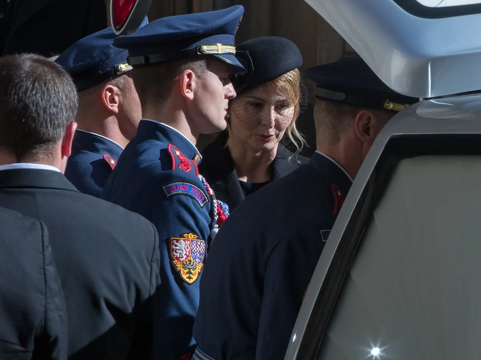 Zádušná omša za zosnulého Karla Gotta v chráme Svätého Víta na Pražskom hrade. S hudobnou legendou sa prišlo rozlúčiť množstvo známych osobností kultúrneho a verejného života. Na snímke je manželka Karla Gotta Ivana Gottová.