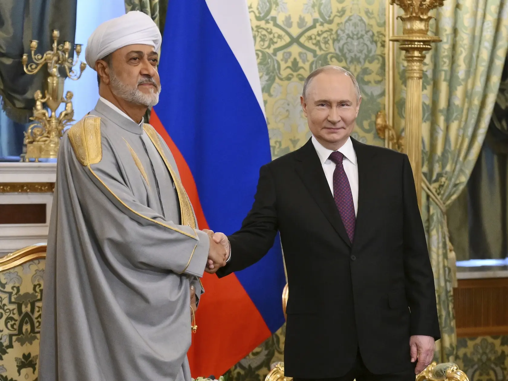 AZ6 Moskva - Ománsky sultán Hajtham bin Tárik Ál Saíd (vľavo) a ruský prezident Vladimir Putin si podávajú ruky počas ich stretnutia v Moskve 22. apríla 2025. Hajtham bin Tárik Ál Saíd na stretnutí vyzdvihol vzájomné vzťahy medzi oboma krajinami a označil ich za pevné a trvalé. Ruský prezident na schôdzke informoval o summite Ruska a Ligy arabských štátov (LAŠ) tento rok. FOTO TASR/AP


Russian President Vladimir Putin, right, and Oman's Sultan Haitham bin Tariq Al Said, pose for a photo prior to their talks at the Grand Kremlin Palace in Moscow, Russia, on Tuesday, April 22, 2025. (Kristina Kormilitsyna, Sputnik, Kremlin Pool Photo via AP)