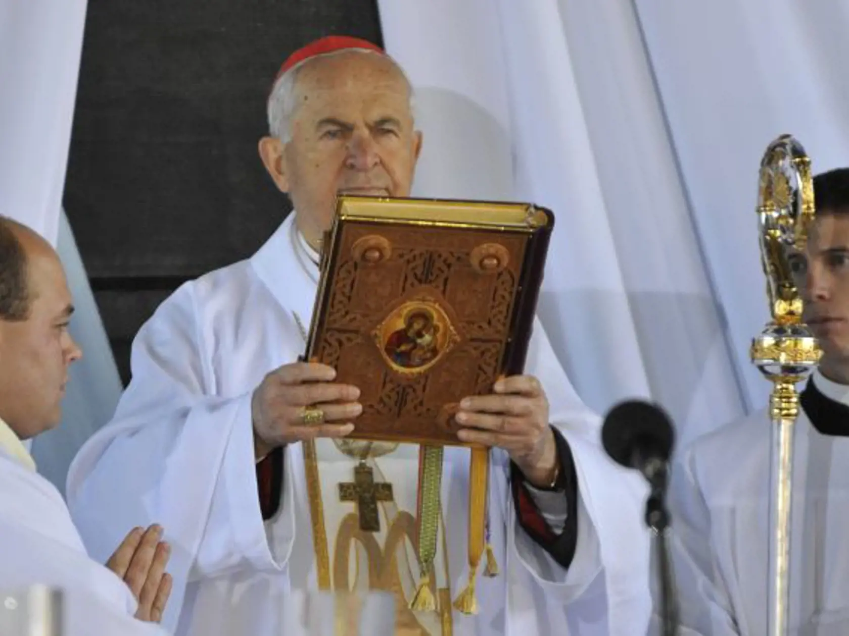 Archívna snímka: Približne 30.000 pútnikov sa zišlo v Šaštíne-Strážach na národnej púti pri príležitosti sviatku Sedembolestnej Panny Márie v sobotu 15. septembra 2012. Jej vyvrcholením bola svätá omša, ktorú za prítomnosti slovenských biskupov celebroval kardinál Jozef Tomko (uprostred).