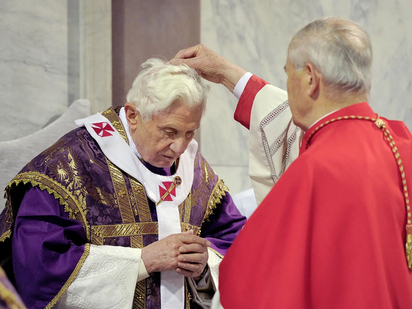 JOZEF TOMKO udelil popolec trom pápežom: Jánovi Pavlovi II., BENEDIKTOVI XVI. a Františkovi.