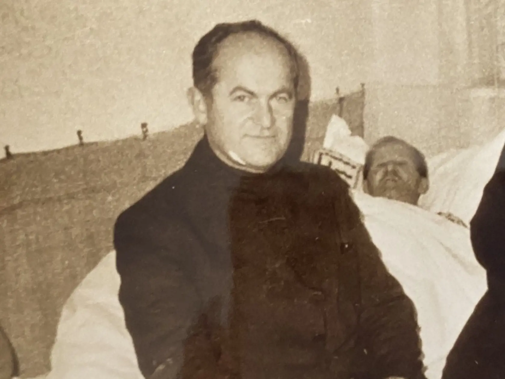 Kardinál Jozef Tomko pri smrteľnej posteli svojho otca Andreja v roku 1980.