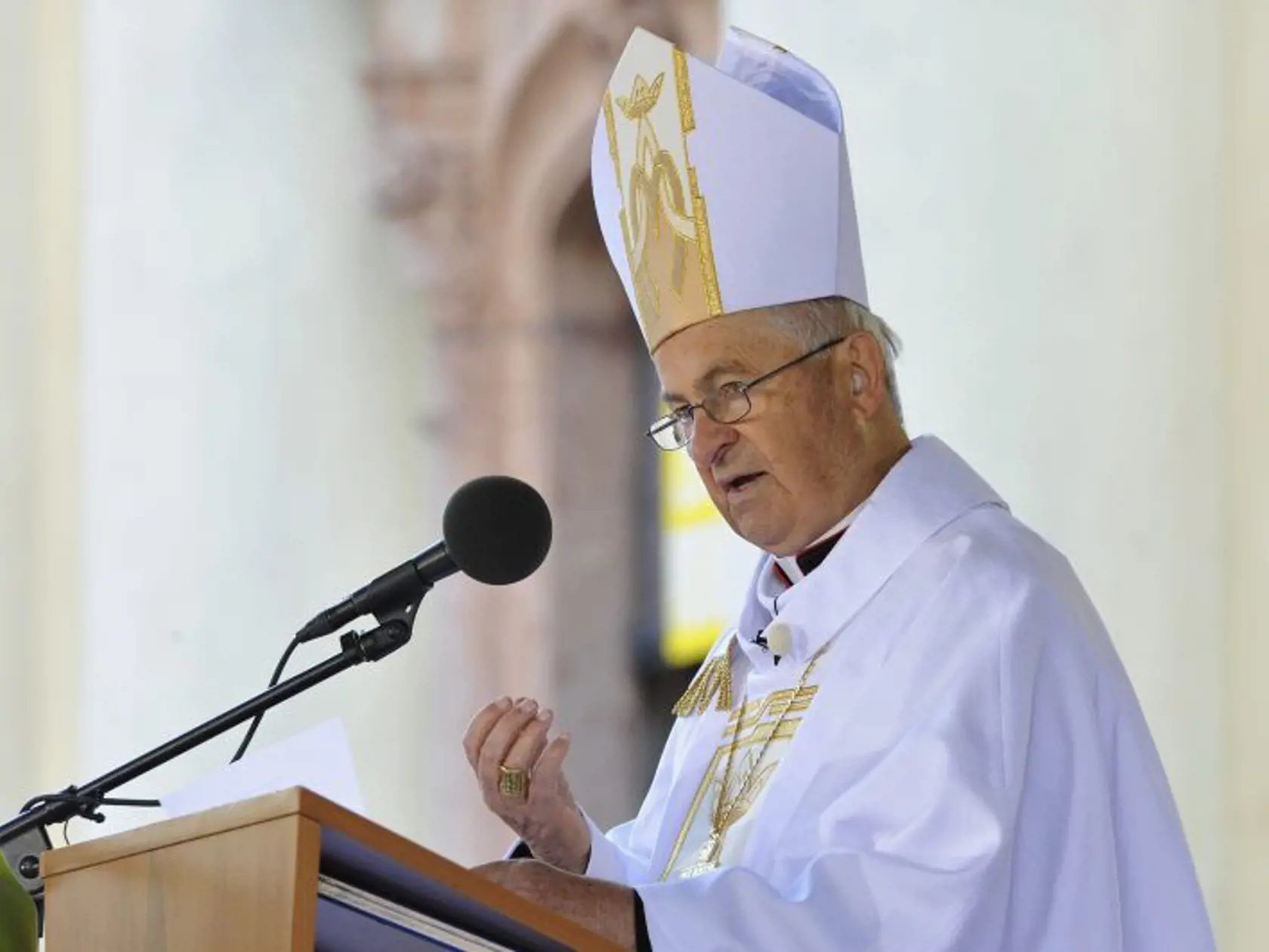 Archívna snímka:  Približne 30.000 pútnikov sa zišlo v Šaštíne-Strážach na národnej púti pri príležitosti sviatku Sedembolestnej Panny Márie v sobotu 15. septembra 2012. Jej vyvrcholením bola svätá omša, ktorú za prítomnosti slovenských biskupov celebroval kardinál Jozef Tomko. Ten vo svojej kázni zdôraznil, že zápas o zachovanie kresťanskej viery a mravnosti sa na Slovensku stále neskončil.