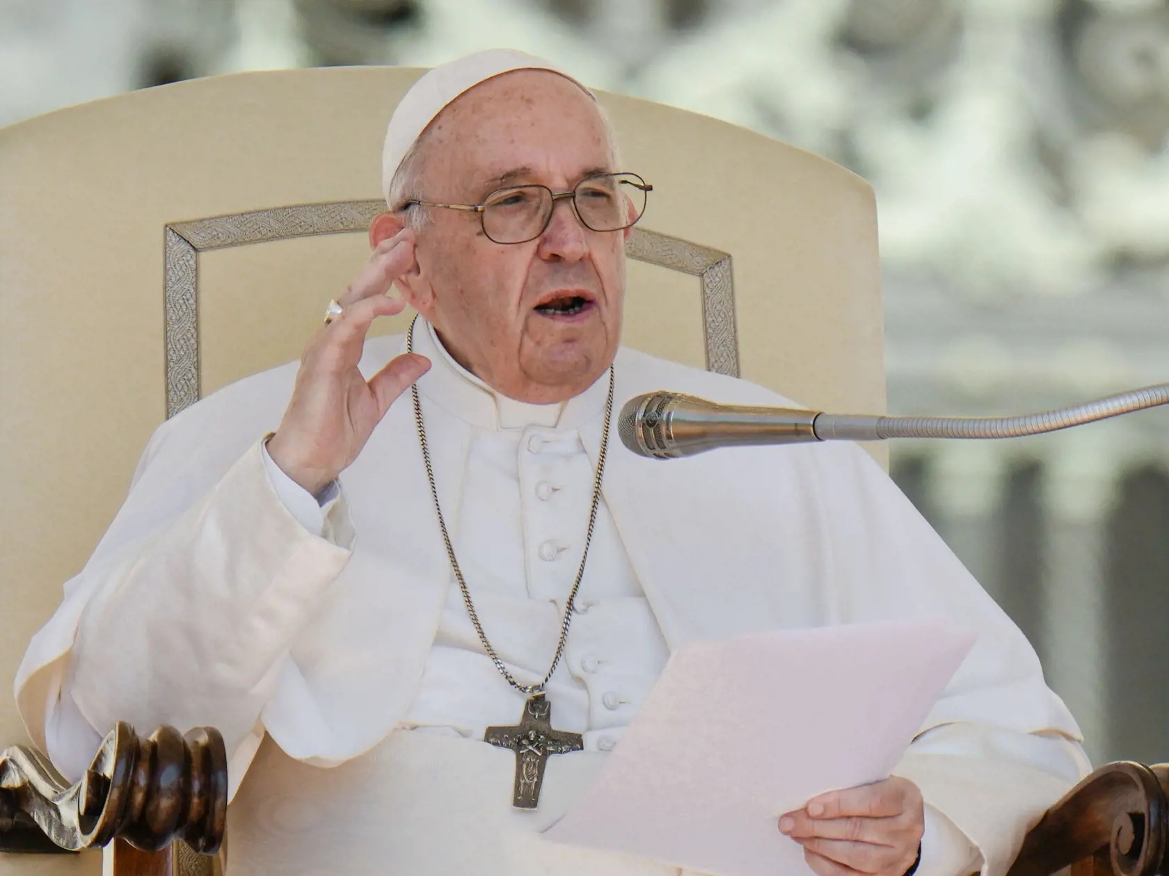 V závere eucharistického slávenia bude pápež František predsedať obradu posledného odporúčania (ultima commendatio) a rozlúčky (valedictio). Oblečený v liturgickom plášti pluviál osobne prednesie modlitby nad rakvou, ako ďalej informovalo tlačové stredisko Svätej stolice.