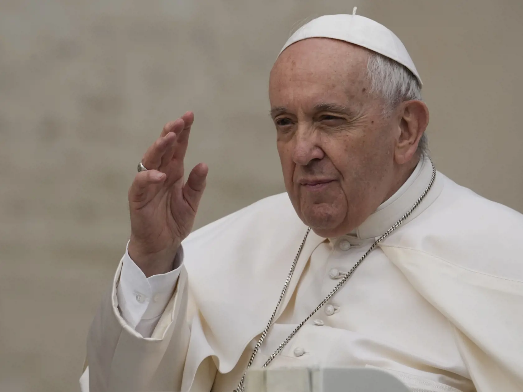 V závere eucharistického slávenia bude pápež František predsedať obradu posledného odporúčania (ultima commendatio) a rozlúčky (valedictio). Oblečený v liturgickom plášti pluviál osobne prednesie modlitby nad rakvou, ako ďalej informovalo tlačové stredisko Svätej stolice.