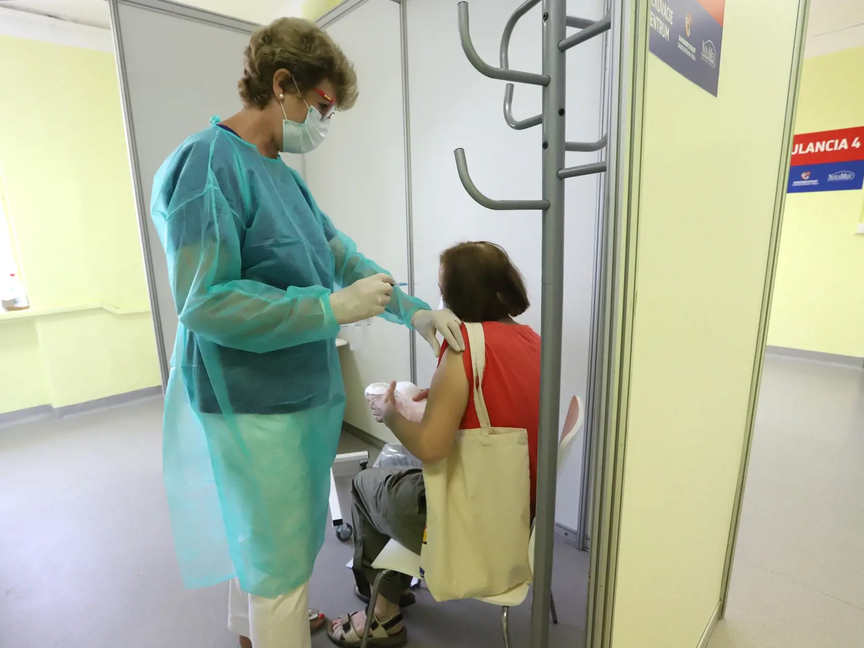 Na banskobystrických sídliskách Sásová a Fončorda je možnosť dať sa v sobotu zaočkovať proti ochoreniu COVID-19. Dve výjazdové mobilné jednotky očkujú ľudí v telocvični bývalej Základnej školy (ZŠ) na Tatranskej ulici alebo vo vstupnej hale ZŠ Moskovská od 9.00 do 16.00 h.