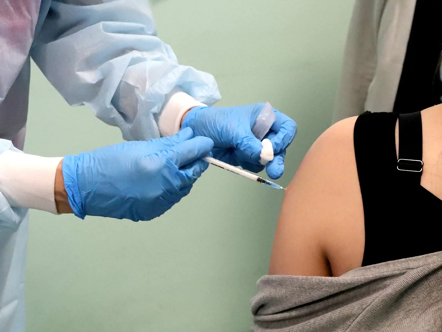 Na banskobystrických sídliskách Sásová a Fončorda je možnosť dať sa v sobotu zaočkovať proti ochoreniu COVID-19. Dve výjazdové mobilné jednotky očkujú ľudí v telocvični bývalej Základnej školy (ZŠ) na Tatranskej ulici alebo vo vstupnej hale ZŠ Moskovská od 9.00 do 16.00 h.