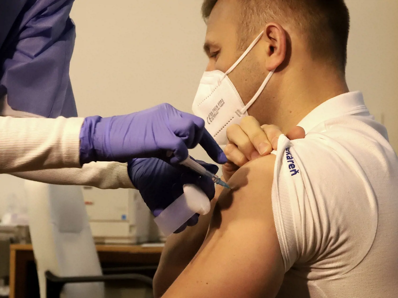 Na banskobystrických sídliskách Sásová a Fončorda je možnosť dať sa v sobotu zaočkovať proti ochoreniu COVID-19. Dve výjazdové mobilné jednotky očkujú ľudí v telocvični bývalej Základnej školy (ZŠ) na Tatranskej ulici alebo vo vstupnej hale ZŠ Moskovská od 9.00 do 16.00 h.