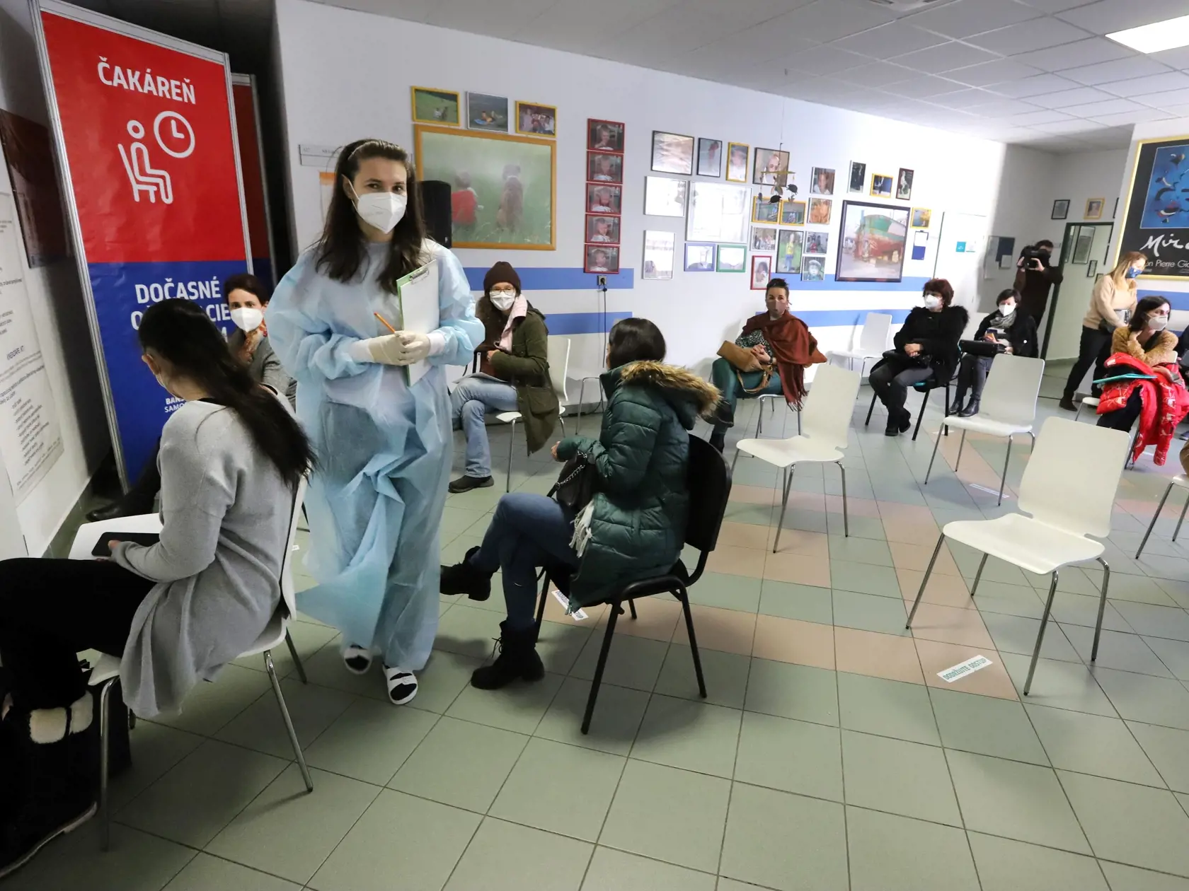 Na banskobystrických sídliskách Sásová a Fončorda je možnosť dať sa v sobotu zaočkovať proti ochoreniu COVID-19. Dve výjazdové mobilné jednotky očkujú ľudí v telocvični bývalej Základnej školy (ZŠ) na Tatranskej ulici alebo vo vstupnej hale ZŠ Moskovská od 9.00 do 16.00 h.