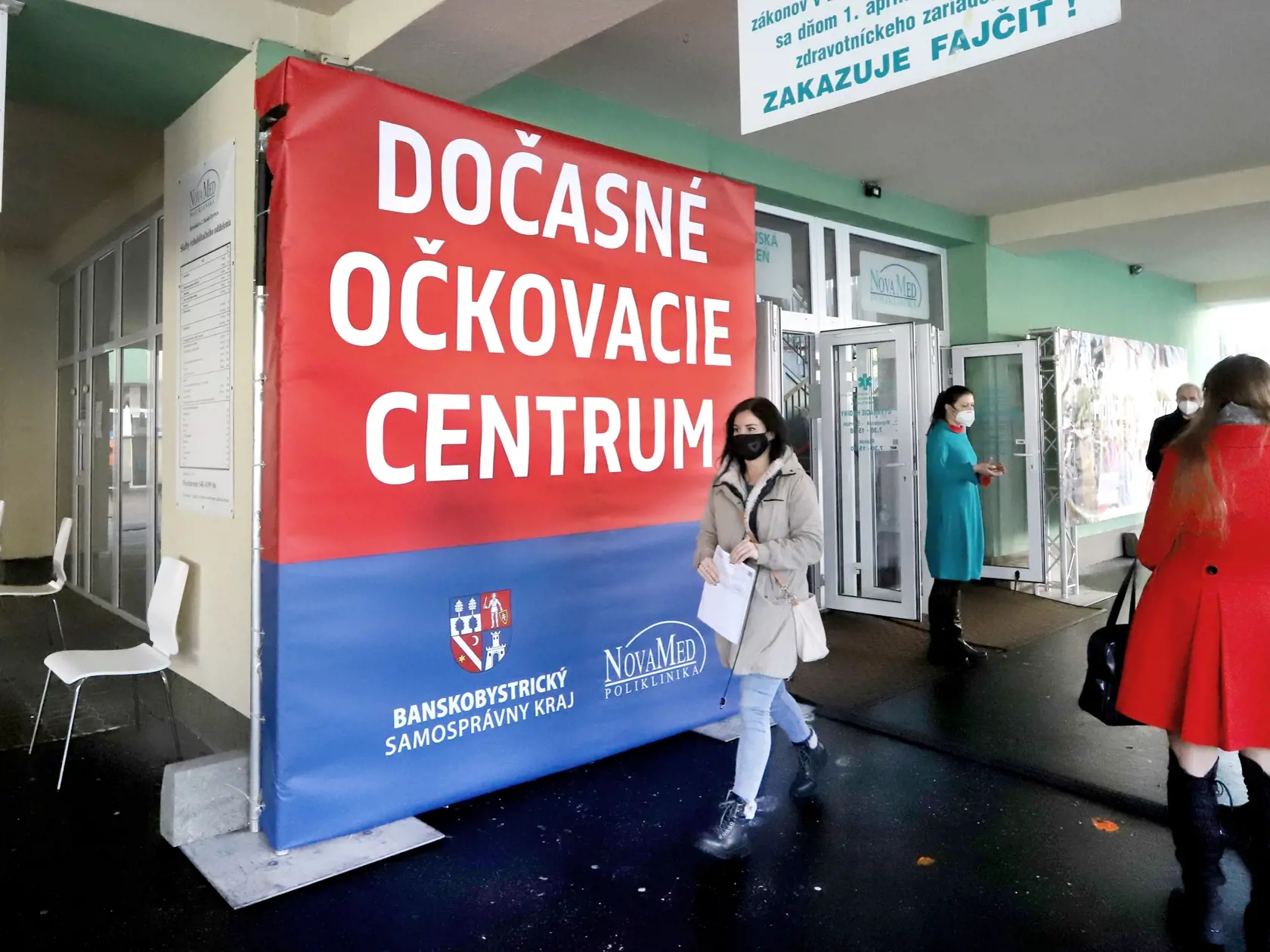 Na banskobystrických sídliskách Sásová a Fončorda je možnosť dať sa v sobotu zaočkovať proti ochoreniu COVID-19. Dve výjazdové mobilné jednotky očkujú ľudí v telocvični bývalej Základnej školy (ZŠ) na Tatranskej ulici alebo vo vstupnej hale ZŠ Moskovská od 9.00 do 16.00 h.