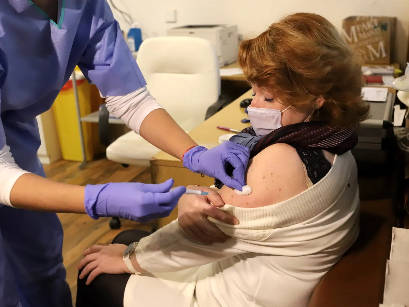 Na banskobystrických sídliskách Sásová a Fončorda je možnosť dať sa v sobotu zaočkovať proti ochoreniu COVID-19. Dve výjazdové mobilné jednotky očkujú ľudí v telocvični bývalej Základnej školy (ZŠ) na Tatranskej ulici alebo vo vstupnej hale ZŠ Moskovská od 9.00 do 16.00 h.