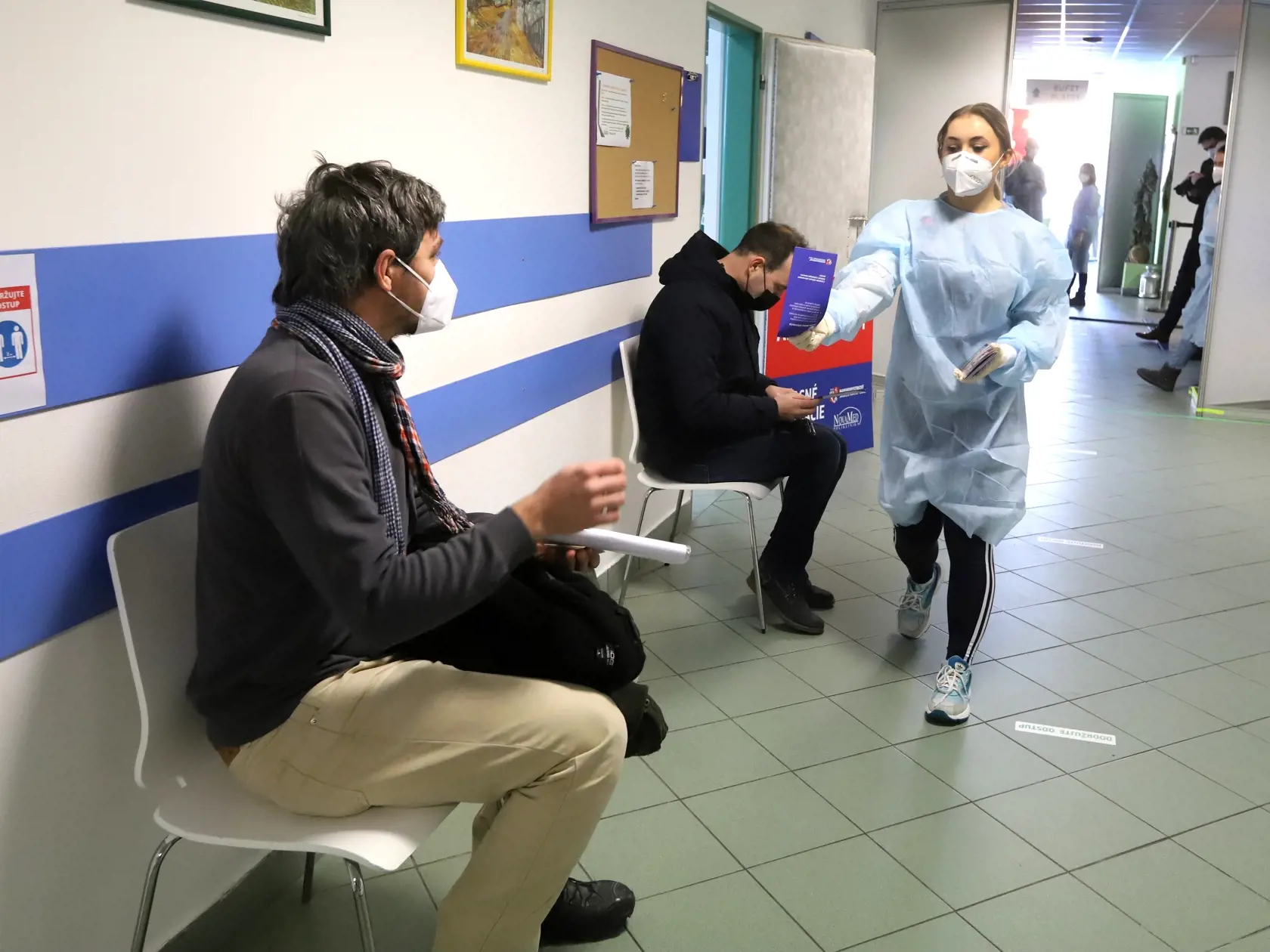 Na banskobystrických sídliskách Sásová a Fončorda je možnosť dať sa v sobotu zaočkovať proti ochoreniu COVID-19. Dve výjazdové mobilné jednotky očkujú ľudí v telocvični bývalej Základnej školy (ZŠ) na Tatranskej ulici alebo vo vstupnej hale ZŠ Moskovská od 9.00 do 16.00 h.