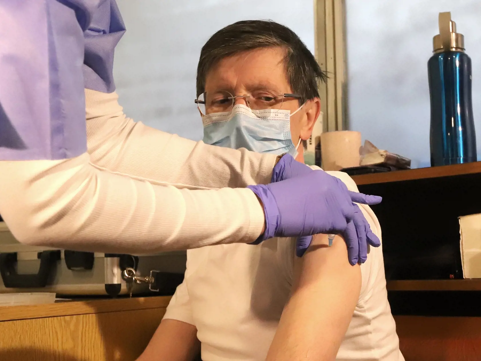Na banskobystrických sídliskách Sásová a Fončorda je možnosť dať sa v sobotu zaočkovať proti ochoreniu COVID-19. Dve výjazdové mobilné jednotky očkujú ľudí v telocvični bývalej Základnej školy (ZŠ) na Tatranskej ulici alebo vo vstupnej hale ZŠ Moskovská od 9.00 do 16.00 h.